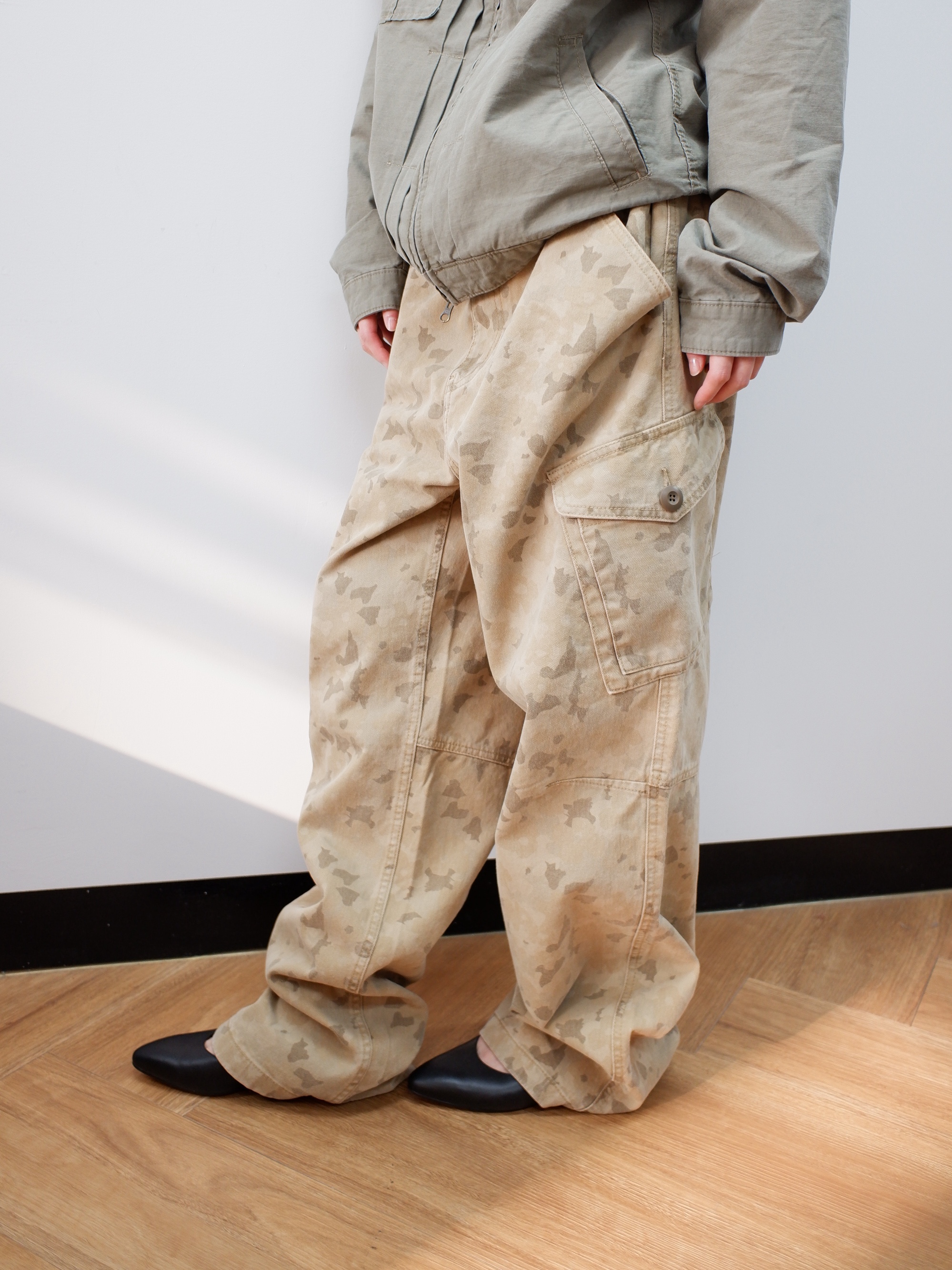 CHOWOO Overlap Pocket Camo Pants Washed Beige, CHOWOO Vintage Washed 5 Pockets Work Jacket Washed Khaki 착용 스타일 - 3