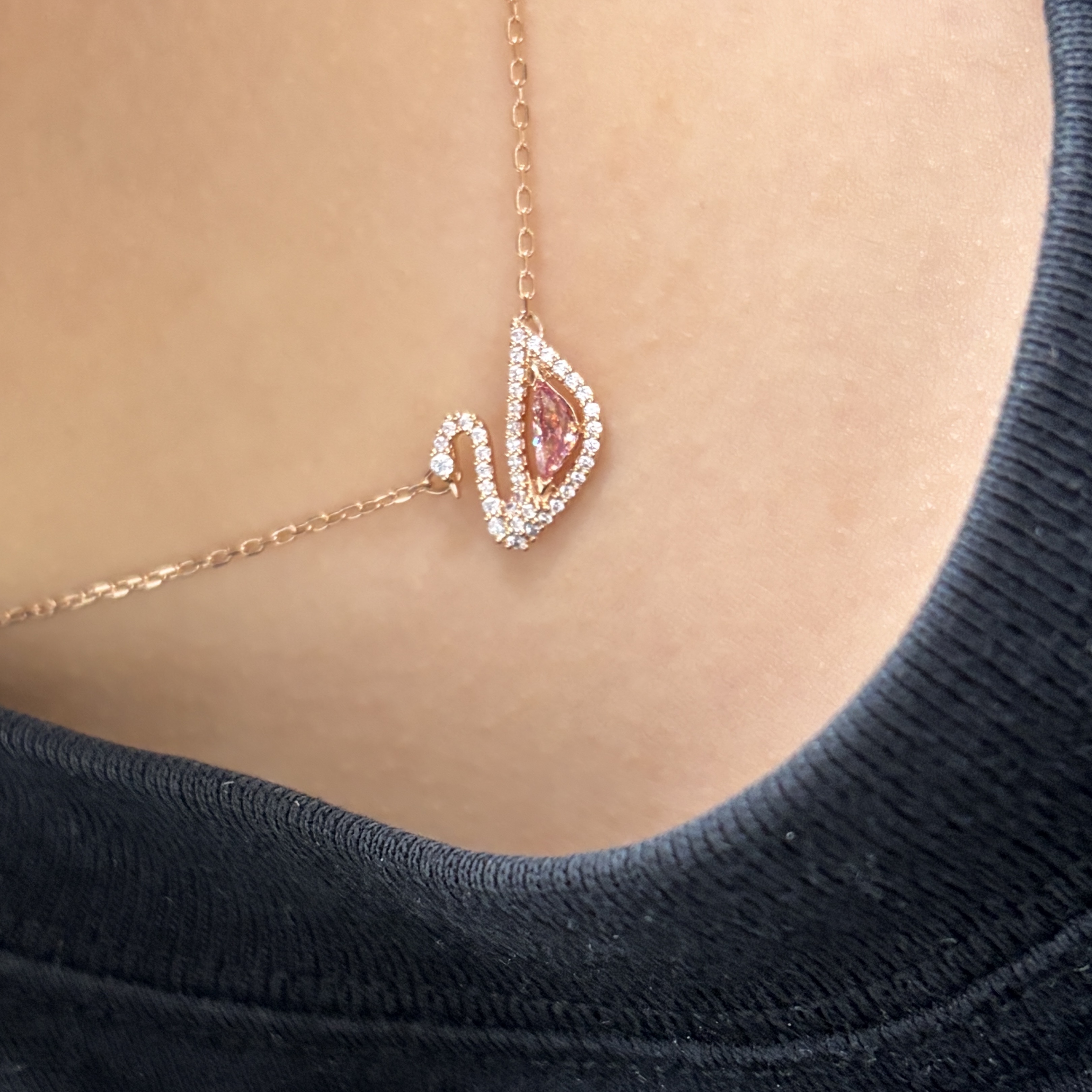 (W) Swarovski Dazzling Swan Necklace Pink Rose Gold Plated 착용 스타일