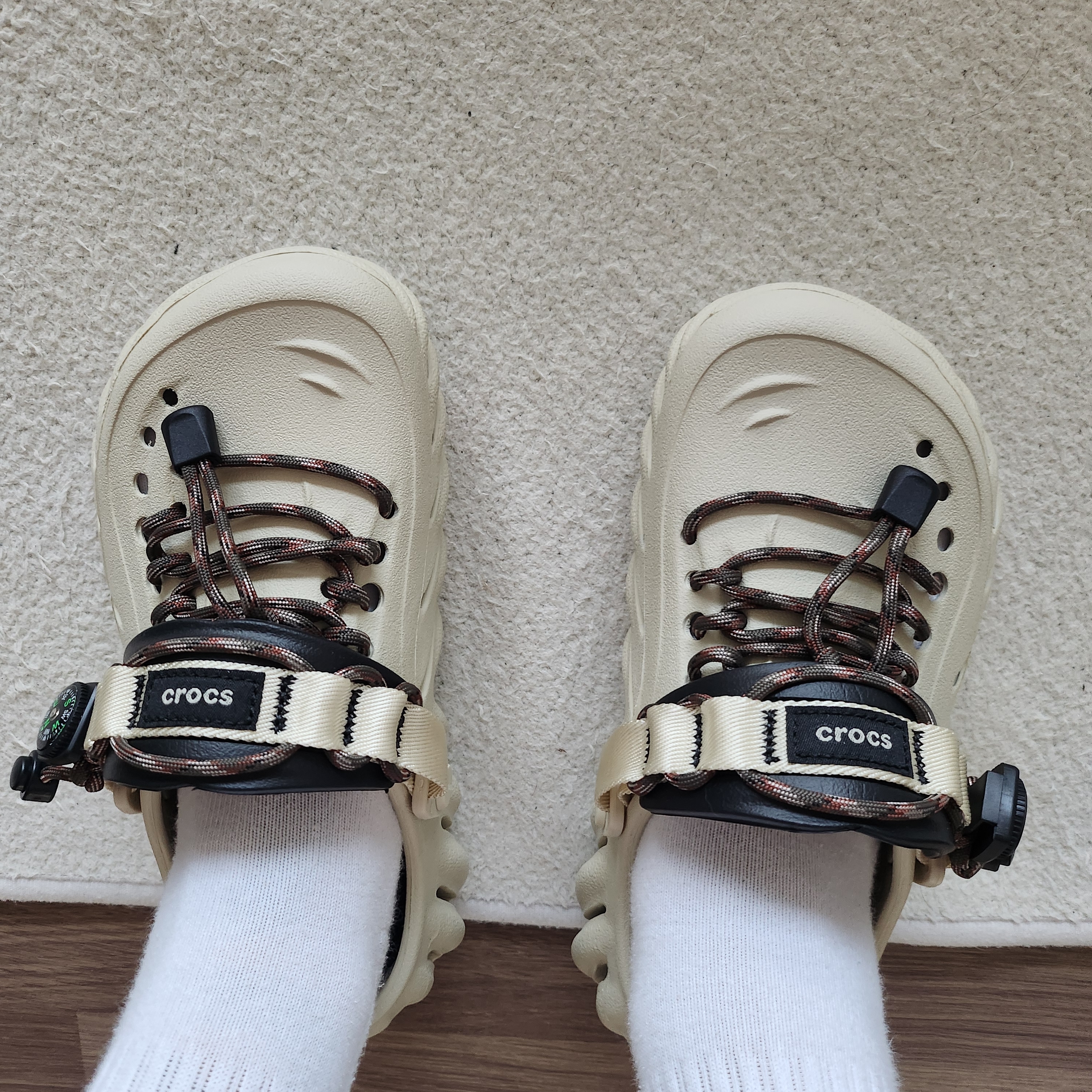 Crocs Echo Clog Bone Black 착용 스타일