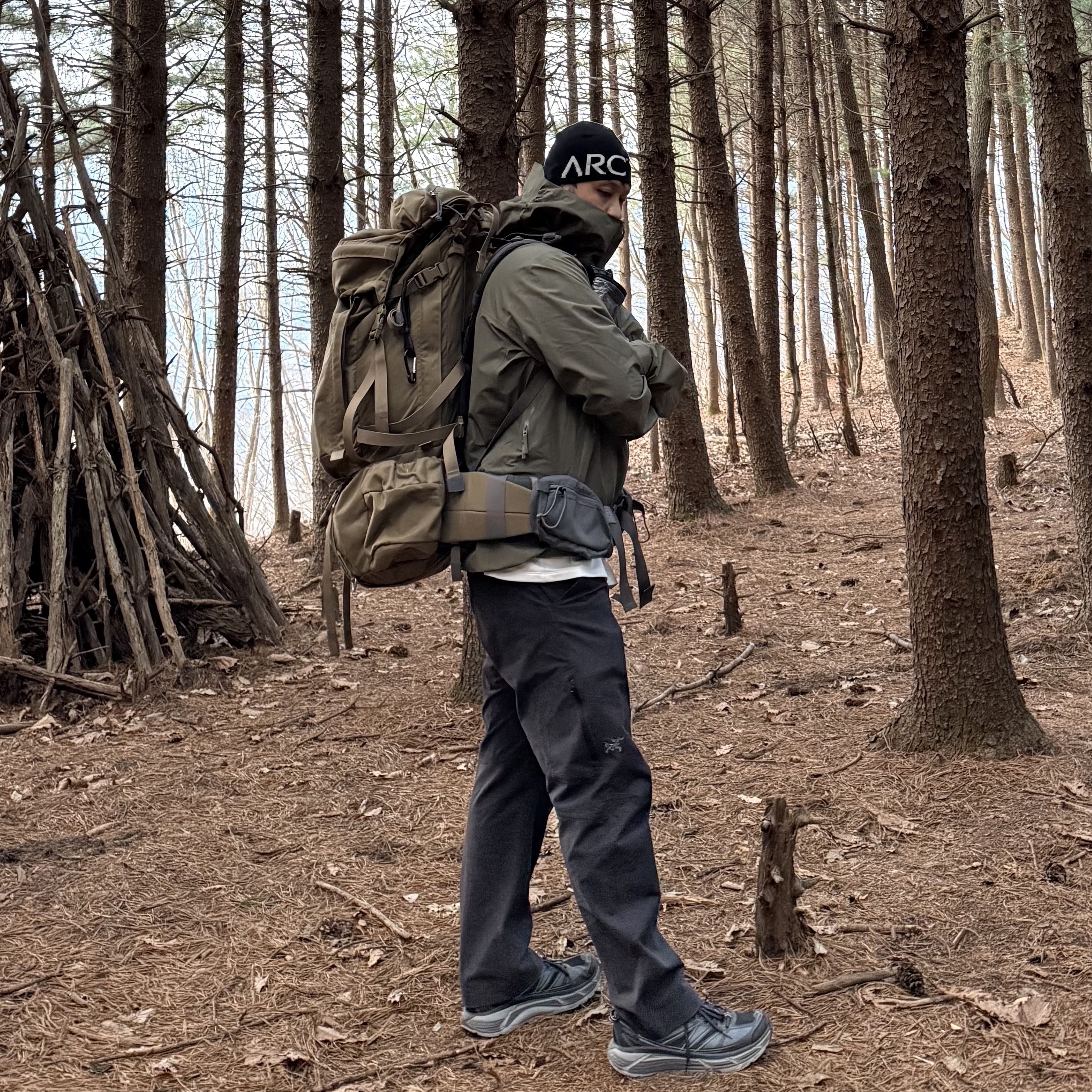 Arc'teryx Cronin Cotton Pants Black, Hoka Mafate Speed 2 Black Castlerock 착용 스타일