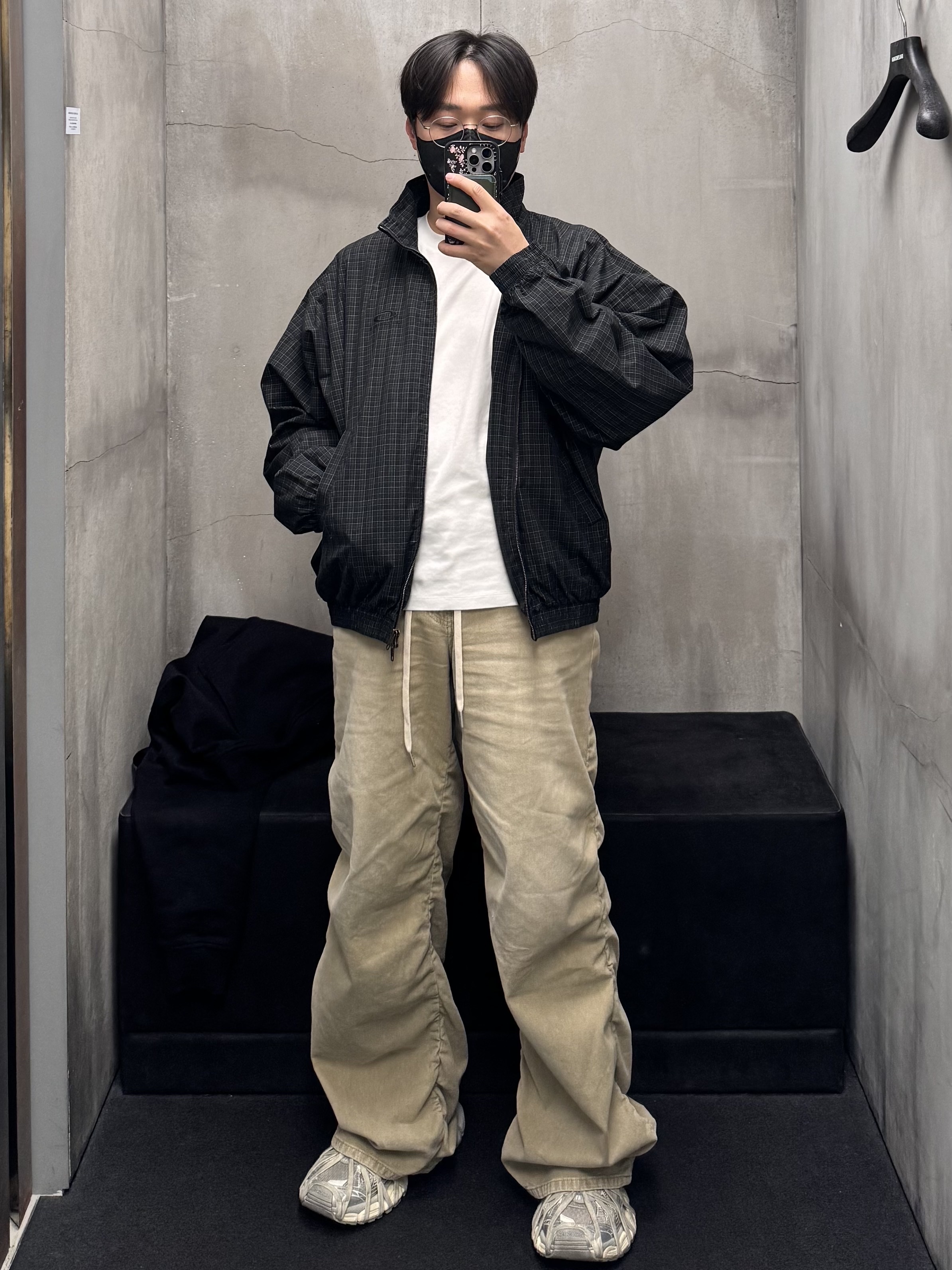 Balenciaga 3XL Extreme Lace Sneakers Egg Shell, Wooyoungmi Merry Go Round Back Logo Hooded T-Shirt Black - 26SS 착용 스타일 - 5