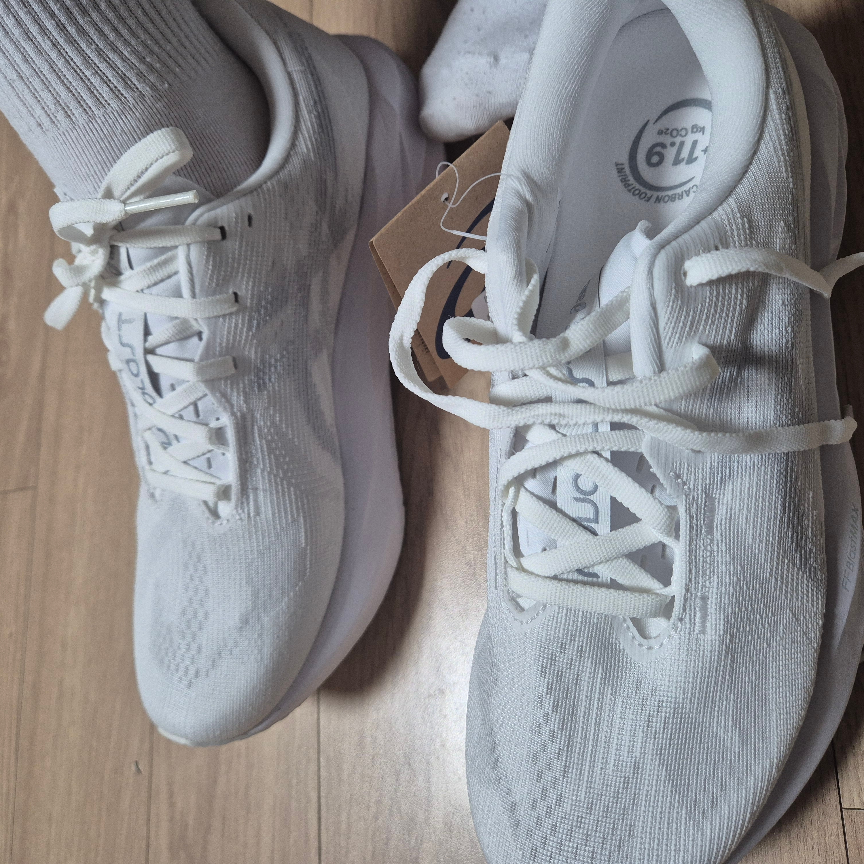 Asics Novablast 5 White Piedmont Grey 착용 스타일