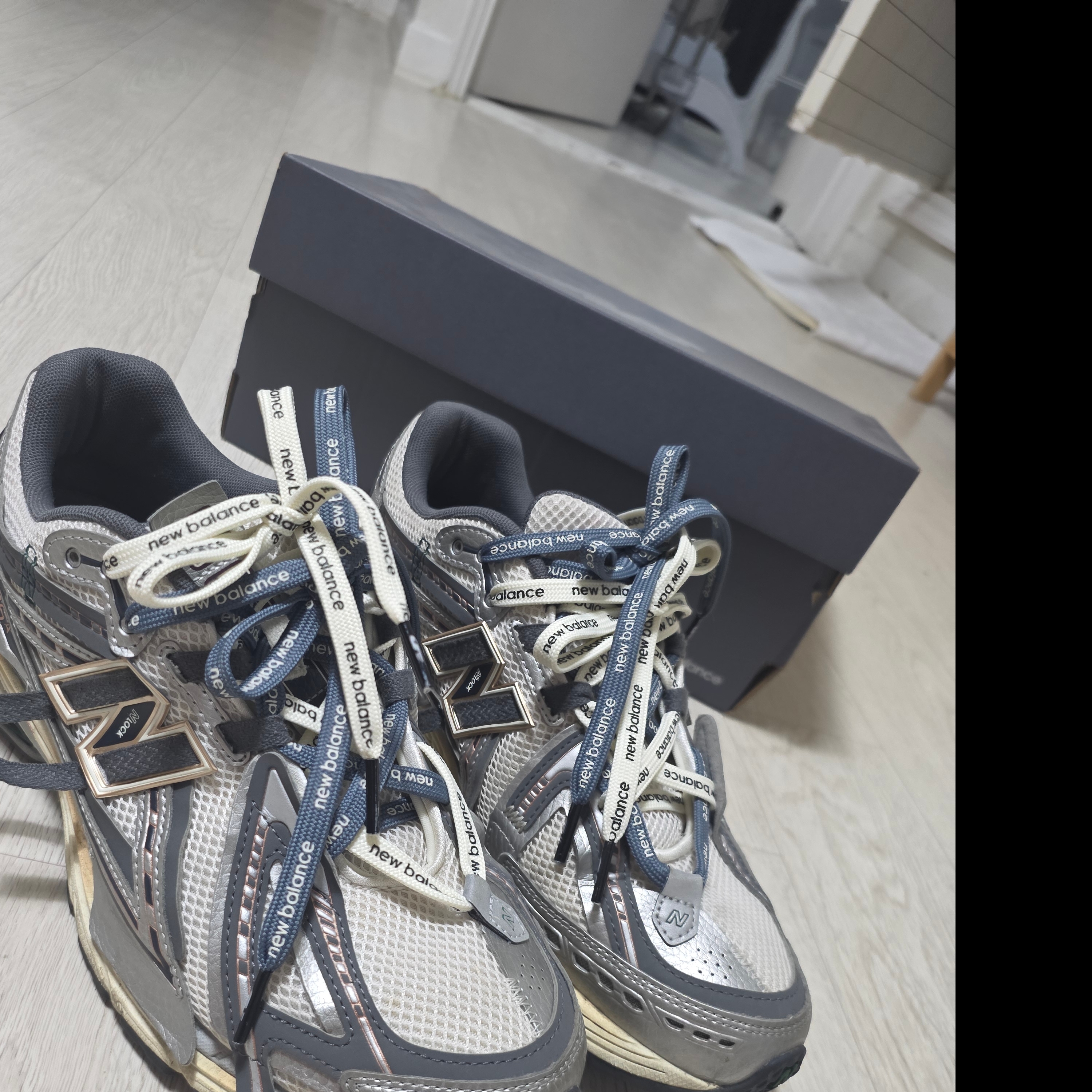 New Balance 1906A Silver Metallic Castlerock 착용 스타일 - 1
