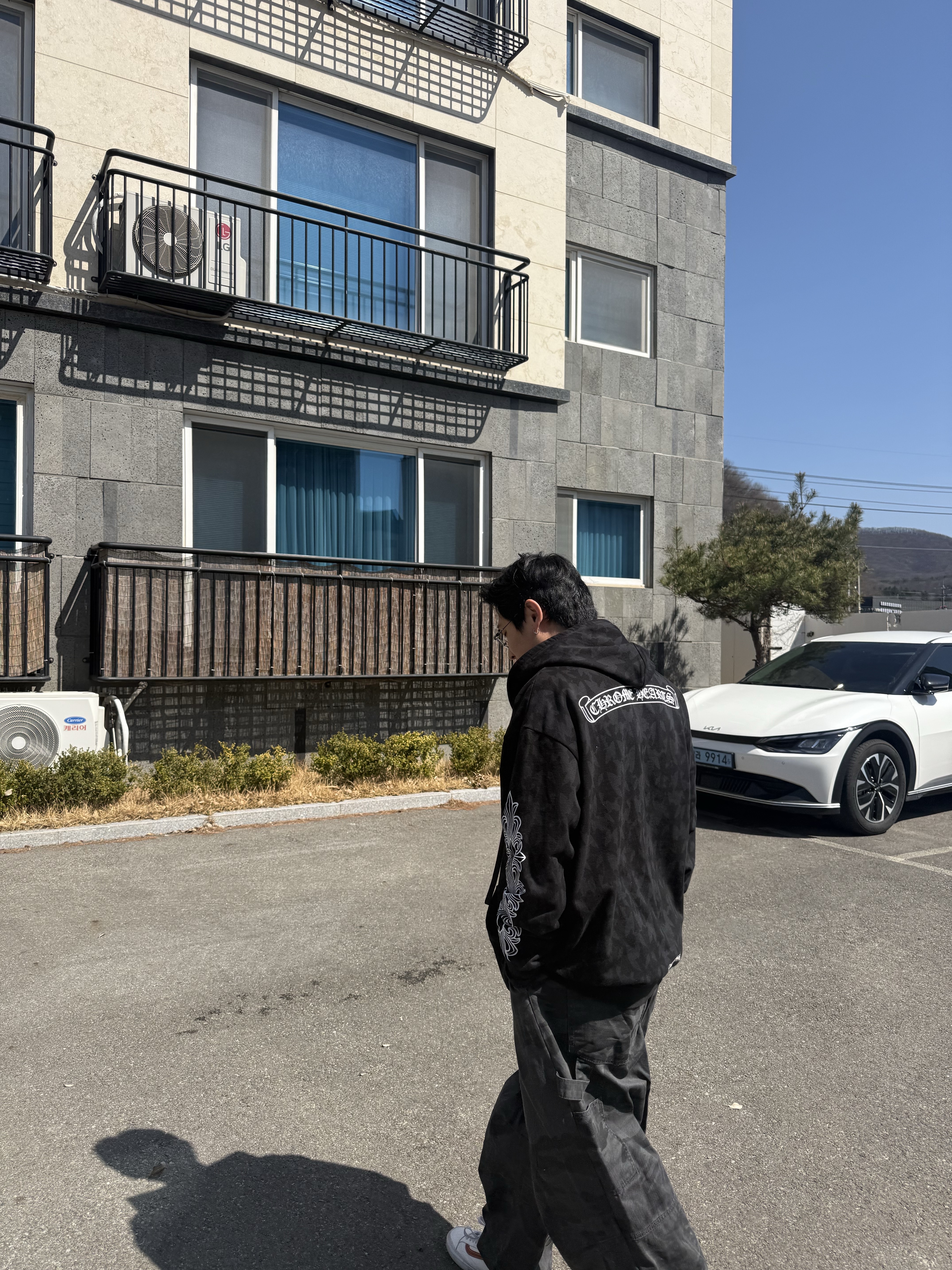 Chrome Hearts Cemetery Cross Print Pullover Hoodie Black, Chrome Hearts Pills III Matte Black Plastic 착용 스타일 - 3