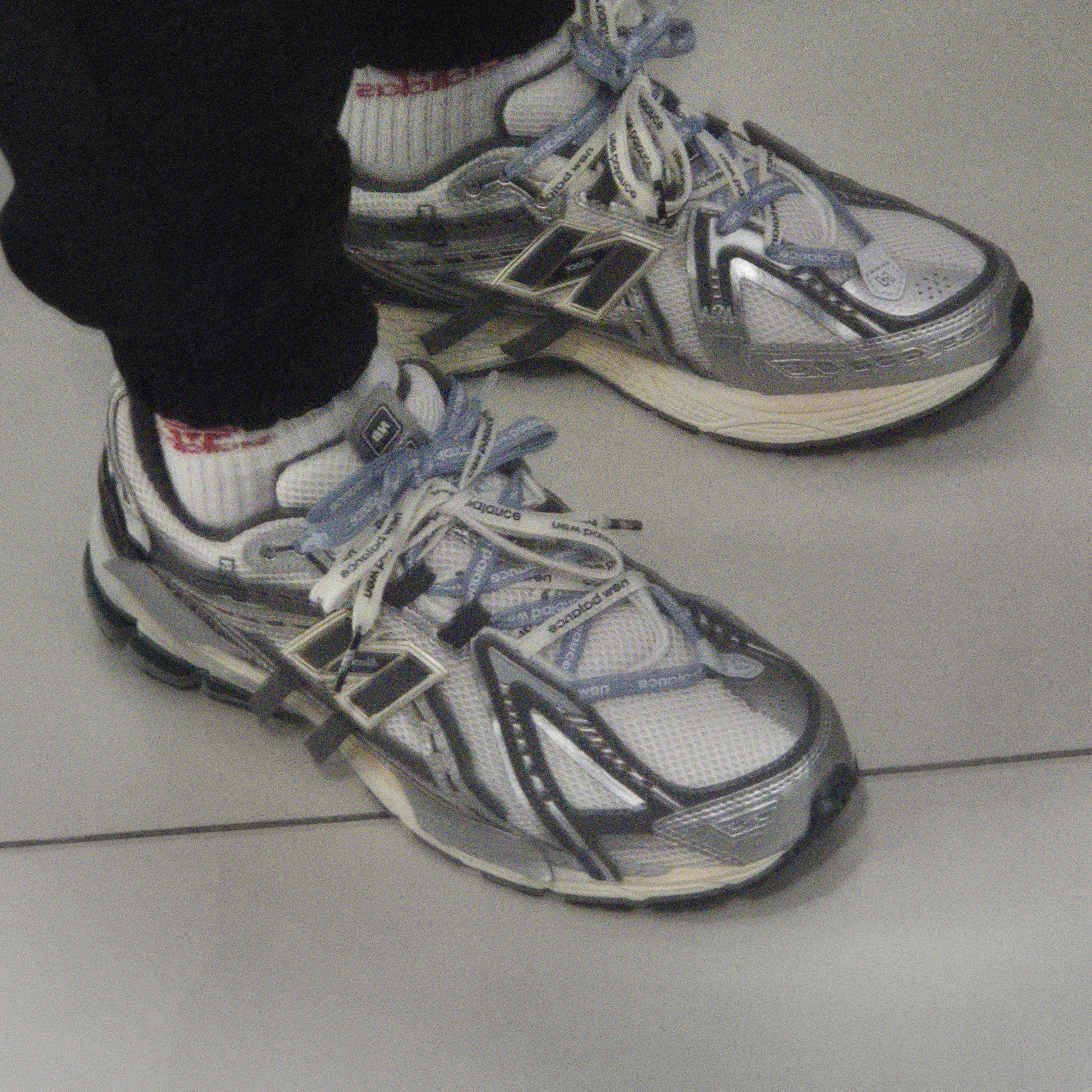 New Balance 1906A Silver Metallic Castlerock 착용 스타일 - 2