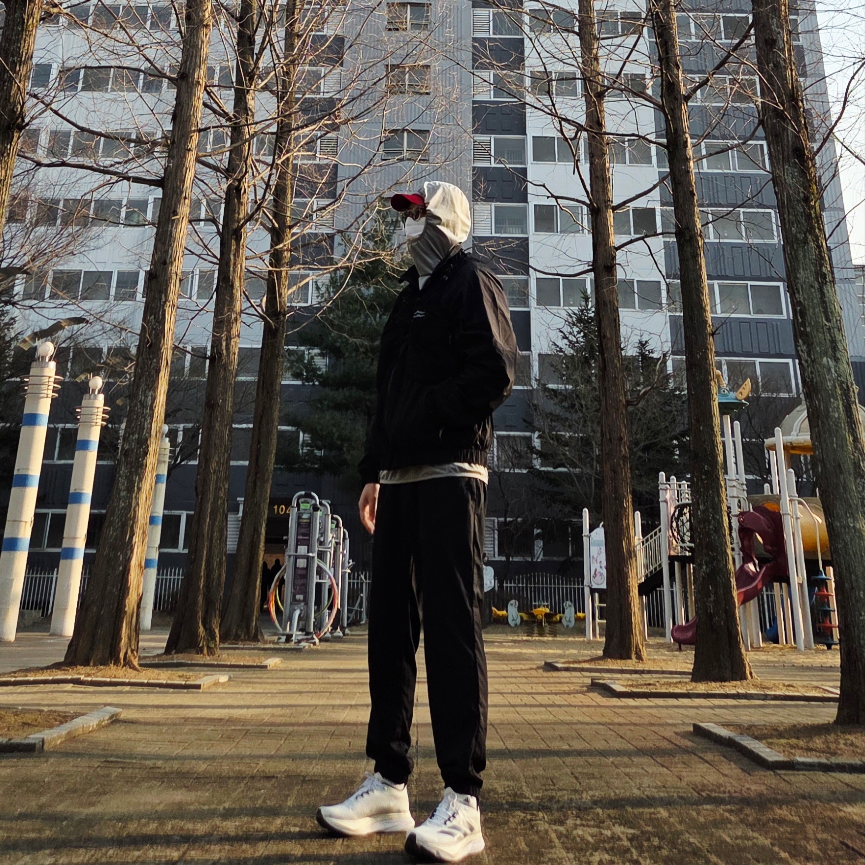 [KREAM 단독] runwhither Light Hoodie Sleeve Light Khaki, [KREAM 단독] runwhither Mesh Cap Red 착용 스타일 - 3