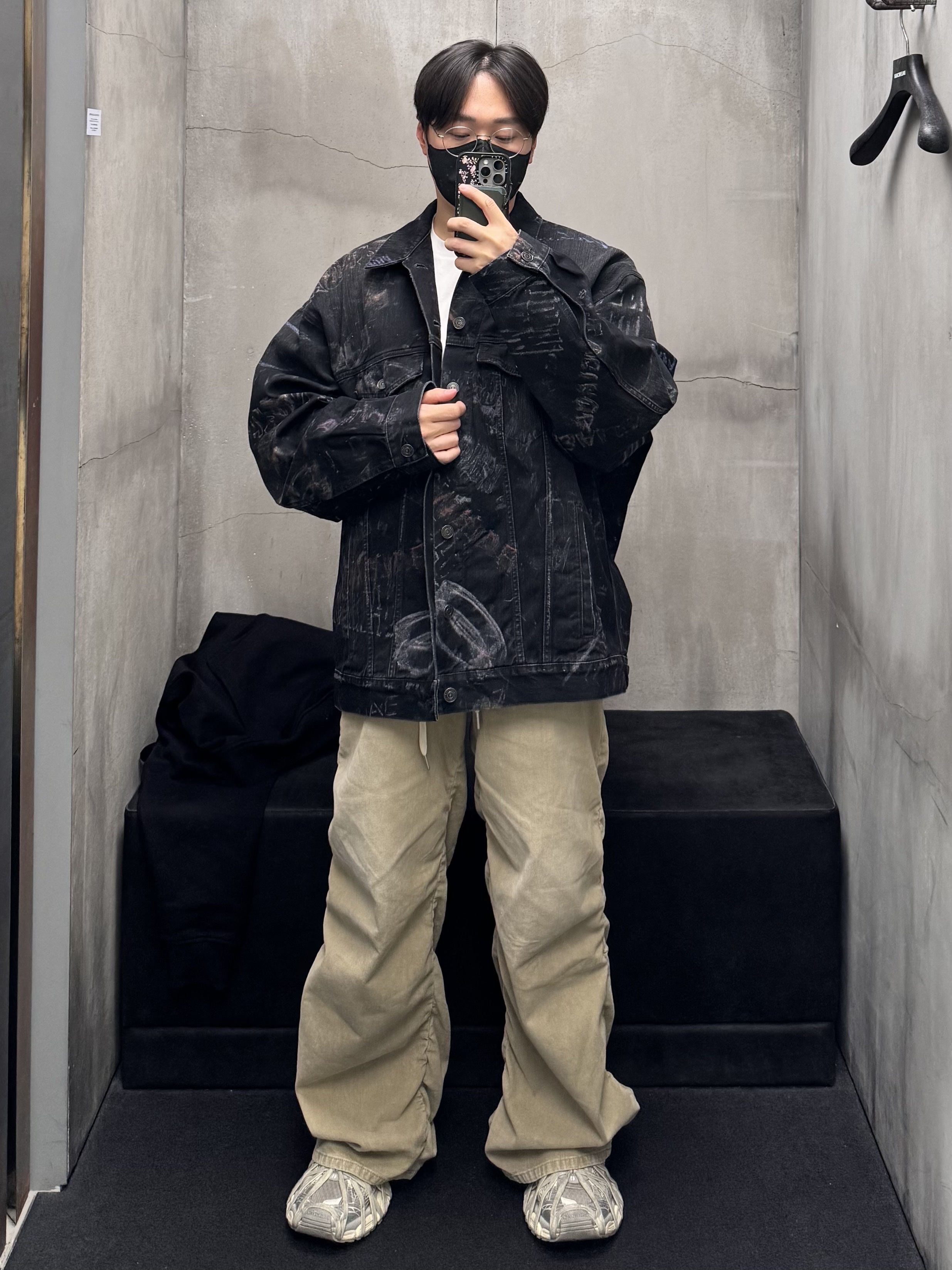 Balenciaga 3XL Extreme Lace Sneakers Egg Shell, Wooyoungmi Merry Go Round Back Logo Hooded T-Shirt Black - 26SS 착용 스타일 - 4