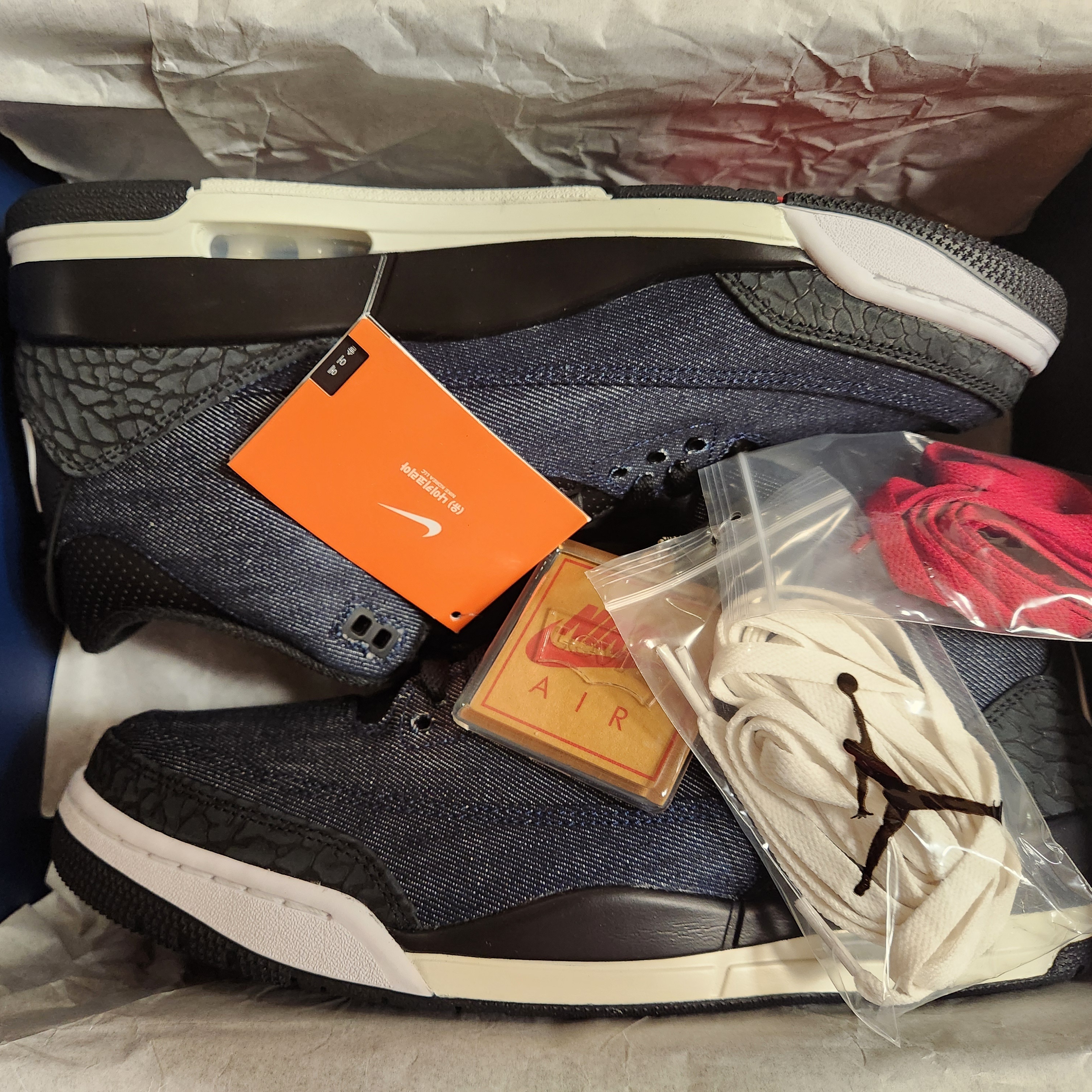 Jordan 3 x Levi’s Indigo and Gym Red 착용 스타일 - 1