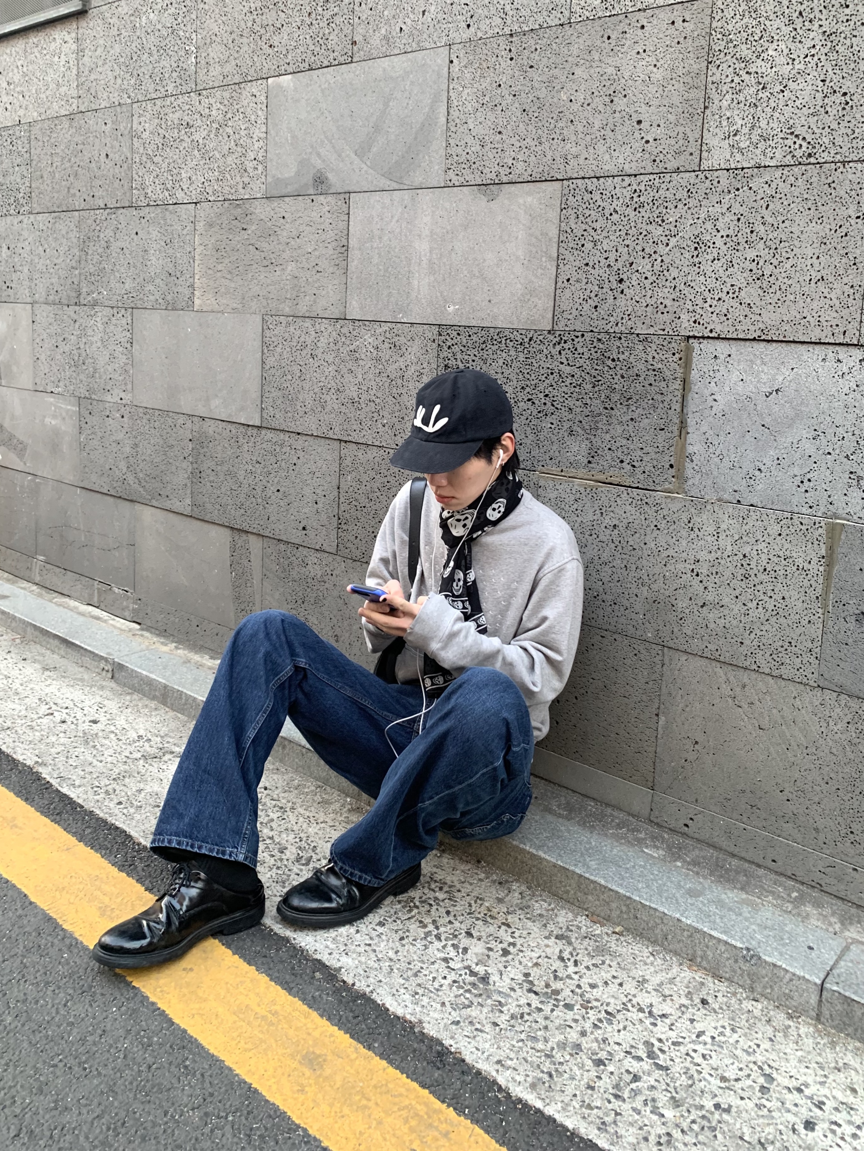 CHOWOO Loose Straight Biker Denim Pants Washed Navy 착용 스타일 - 2