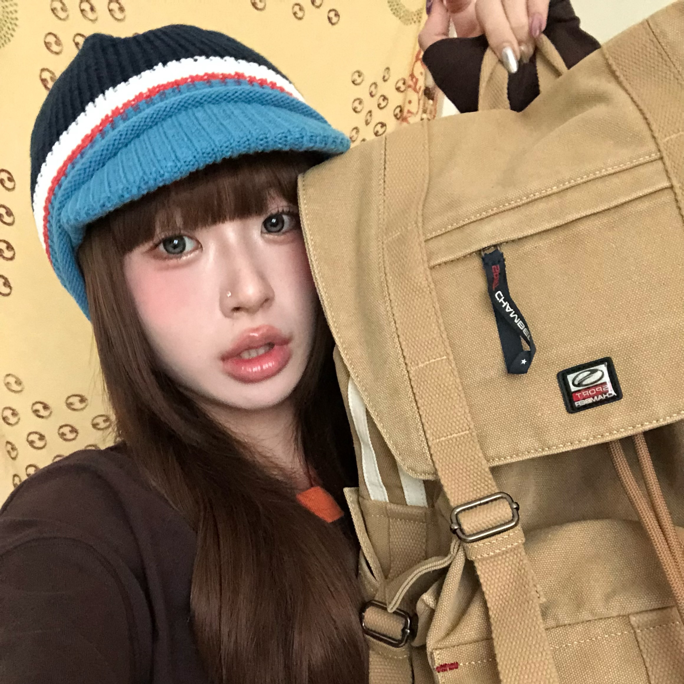 SPORT CHAMBER SC Sporty Rucksack BEIGE, SPORT CHAMBER SC Glide Knit Cap NAVY 착용 스타일 - 1