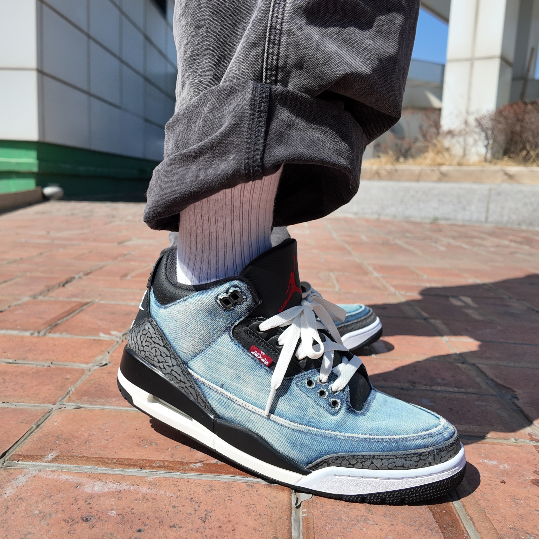 Jordan 3 x Levi’s Indigo and Gym Red 착용 스타일 - 3
