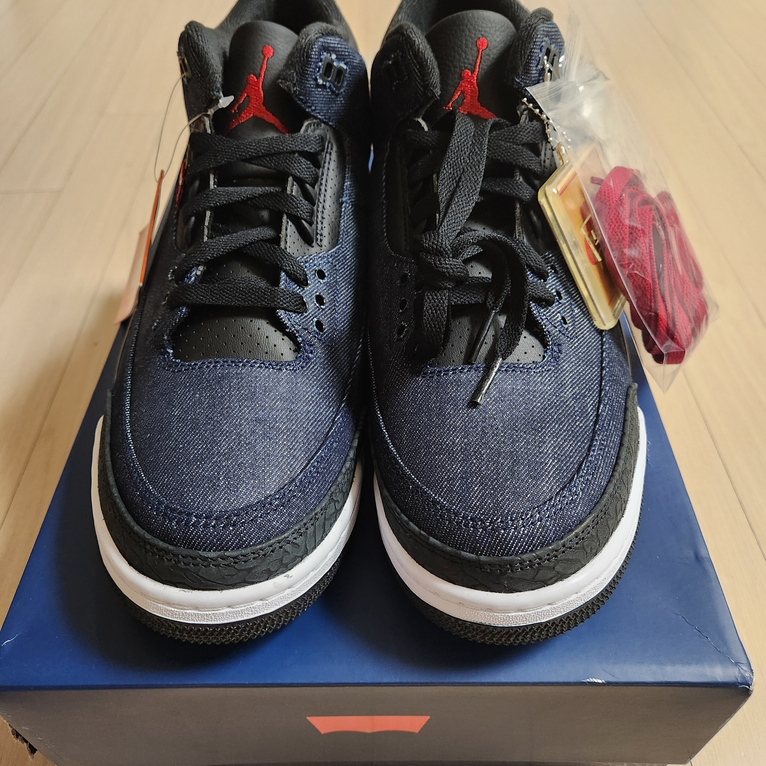 Jordan 3 x Levi’s Indigo and Gym Red 착용 스타일 - 4