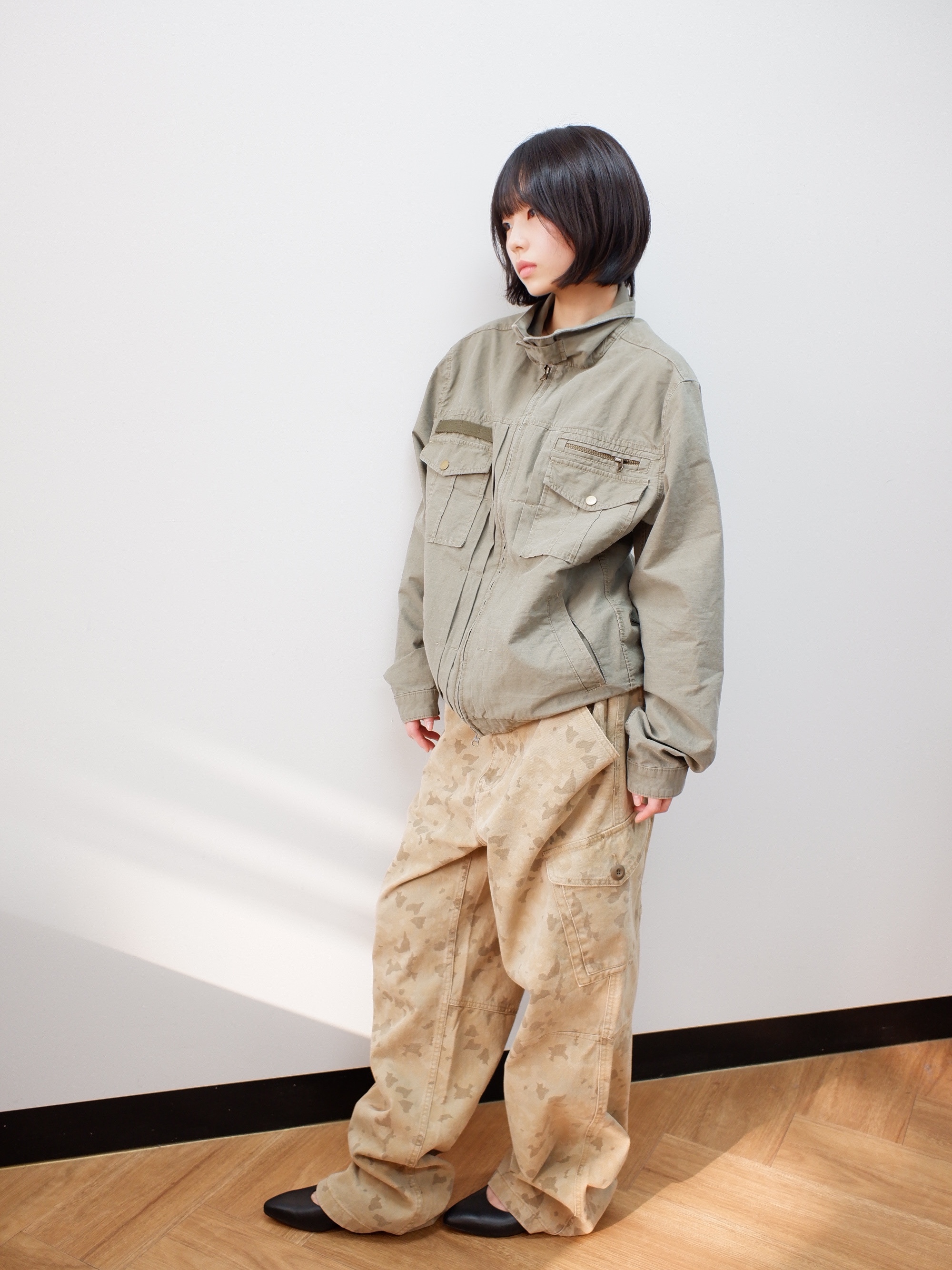 CHOWOO Overlap Pocket Camo Pants Washed Beige, CHOWOO Vintage Washed 5 Pockets Work Jacket Washed Khaki 착용 스타일 - 1