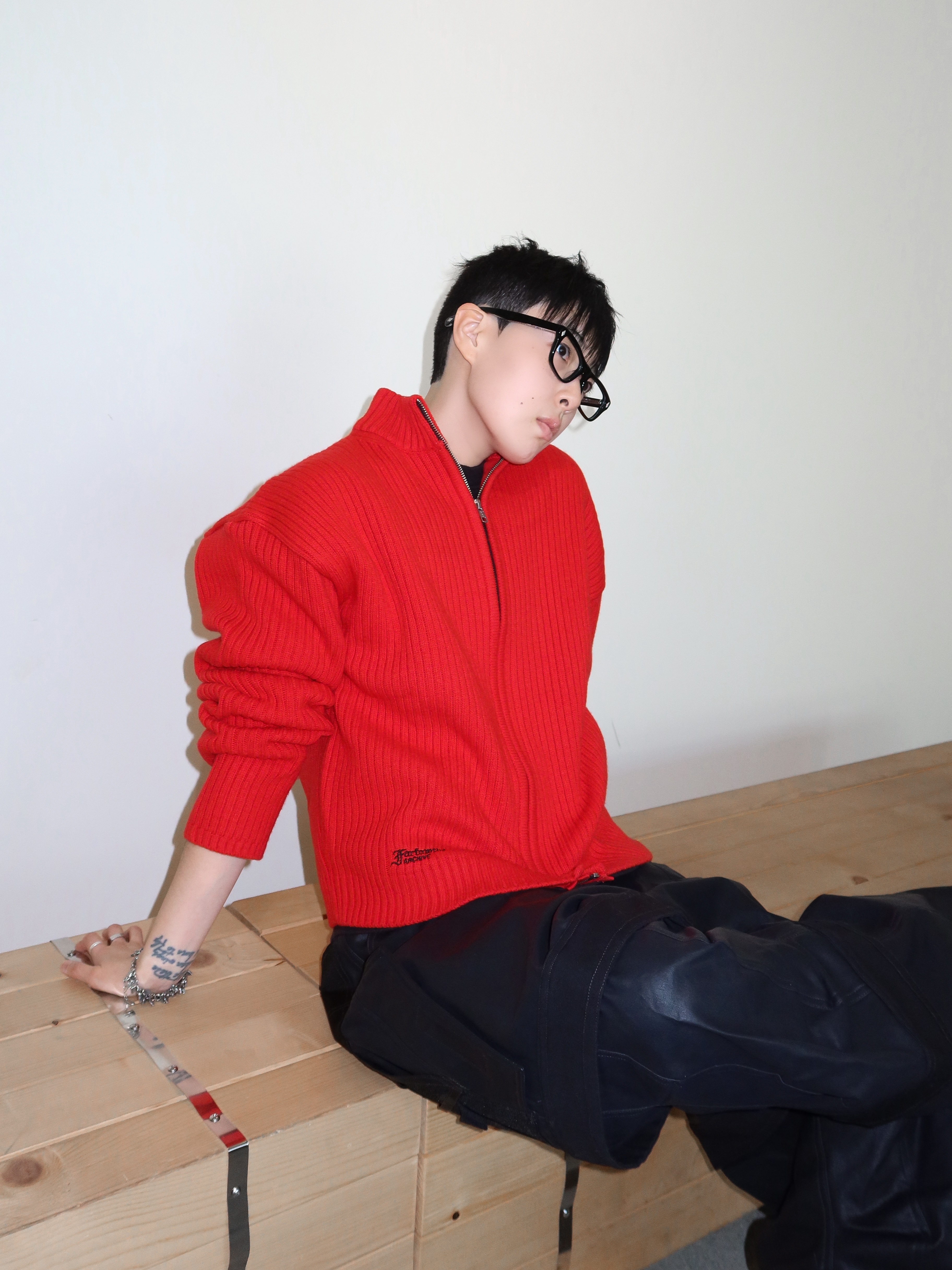 Farfromwhat Far High Neck Rib Knit Zip-Up_Red, farfromwhat far layered work pants_black 착용 스타일 - 1