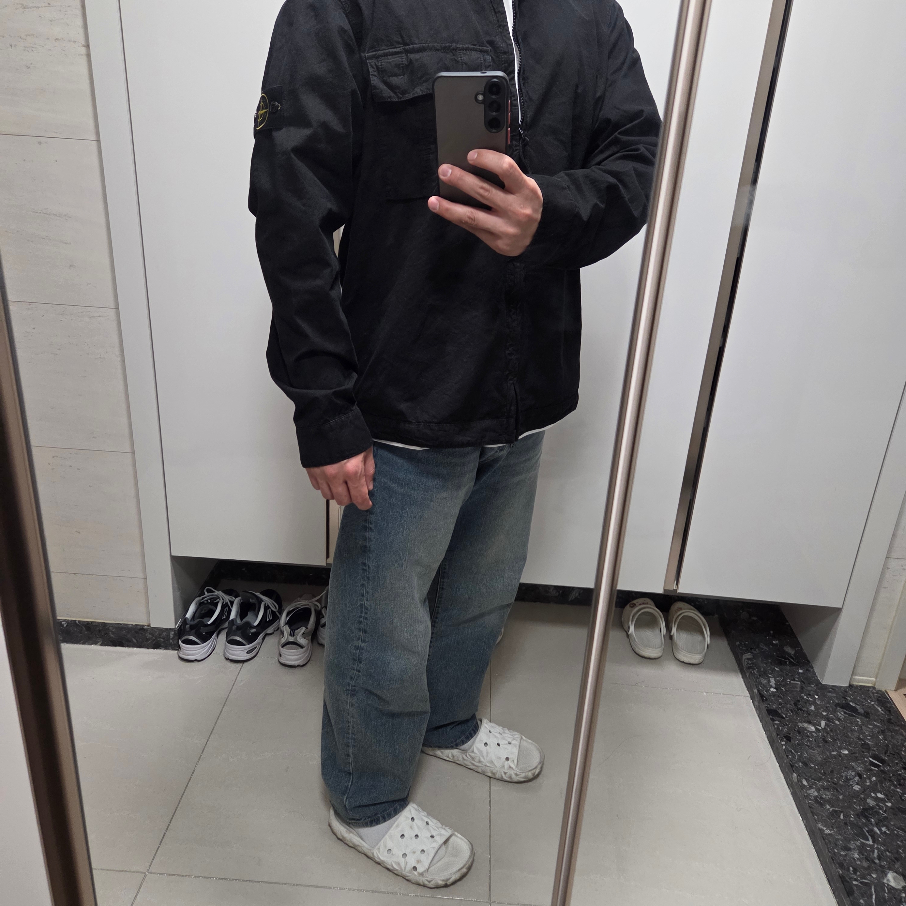 Stone Island 1200008 Brushed Organic Cotton Canvas Old Effect Regular Fit Zip Up Overshirt with Pockets Black - 26SS 착용 스타일 - 2