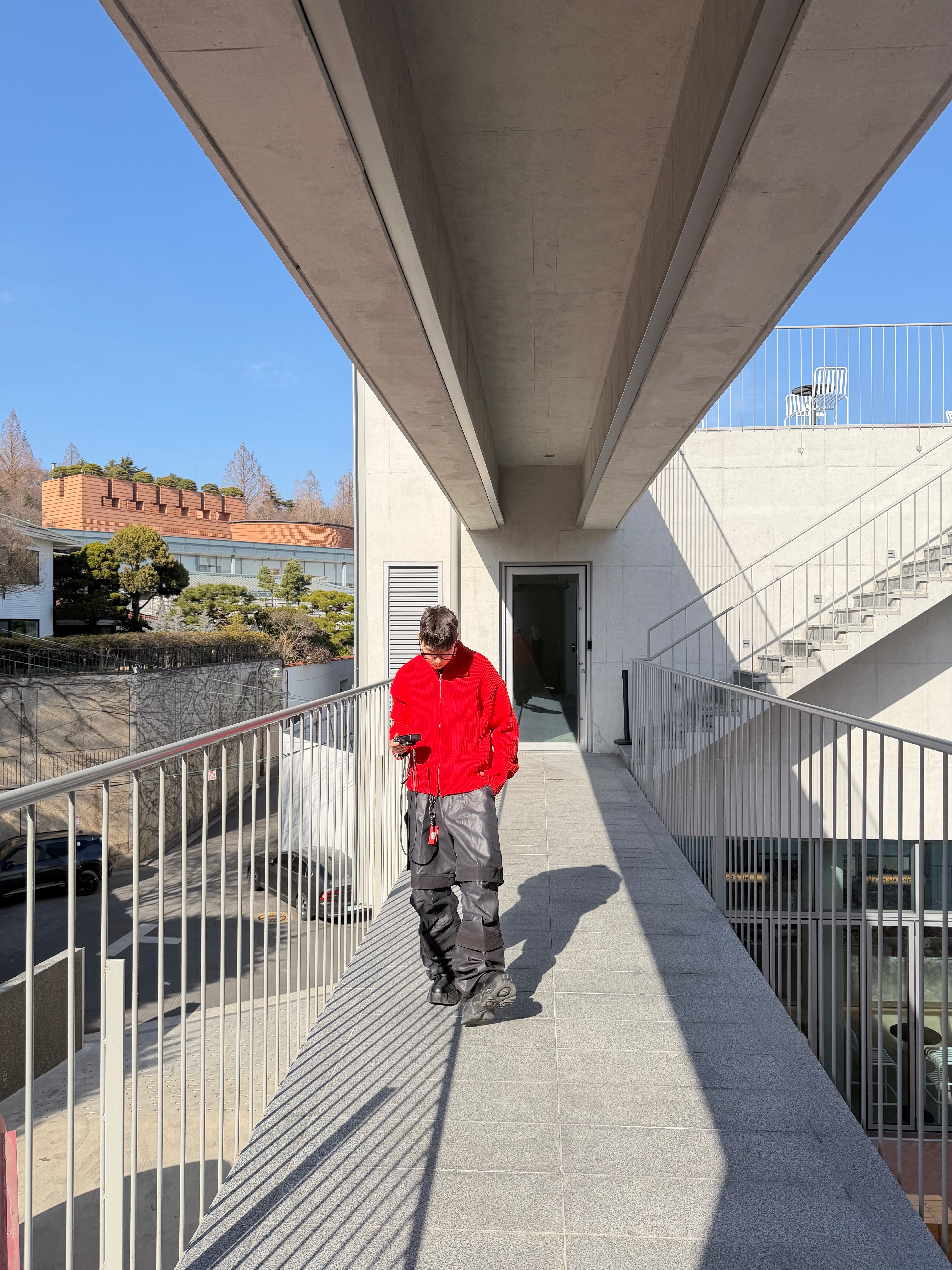 Farfromwhat Far High Neck Rib Knit Zip-Up_Red, farfromwhat far layered work pants_black 착용 스타일 - 8