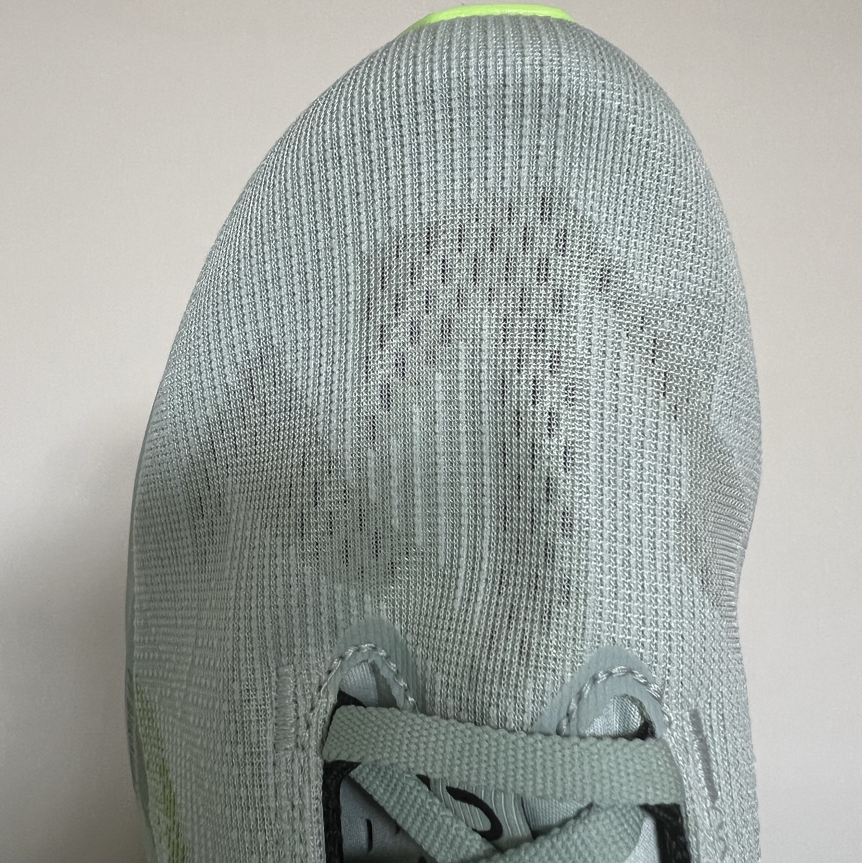 Asics Novablast 5 Cold Moss Light Orange 착용 스타일 - 4