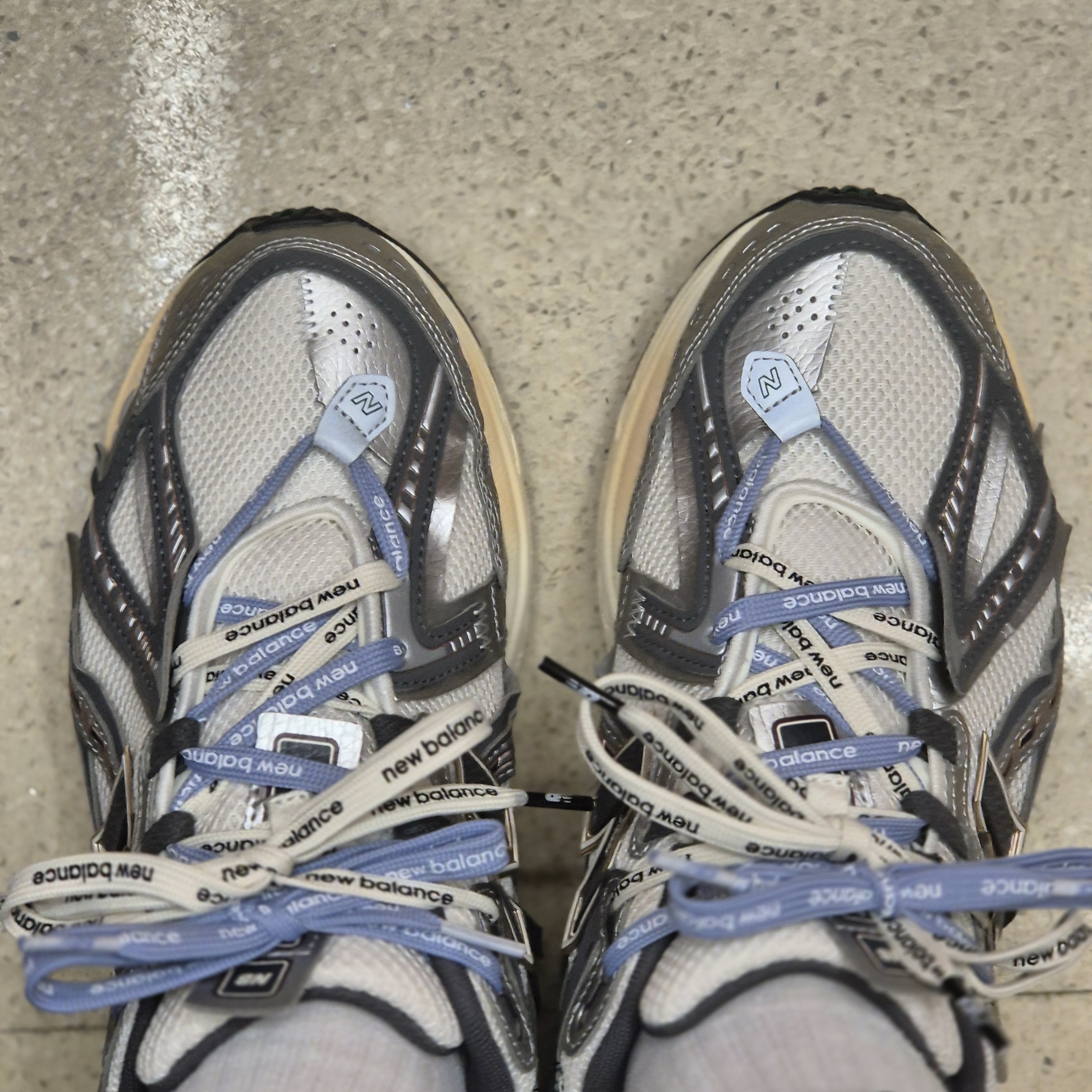 New Balance 1906A Silver Metallic Castlerock 착용 스타일 - 1