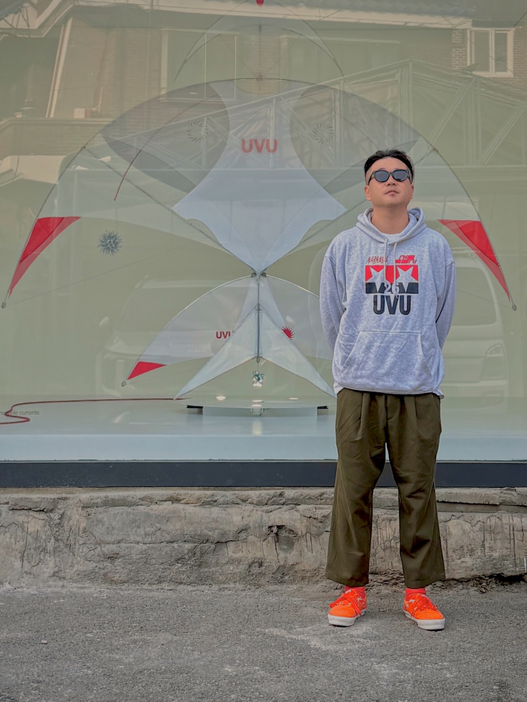 UVU Seoul '26 Hoodie Light Grey Marl, Vans Vault x WTAPS Vault Classic Slip-On LX Orange Bones 착용 스타일