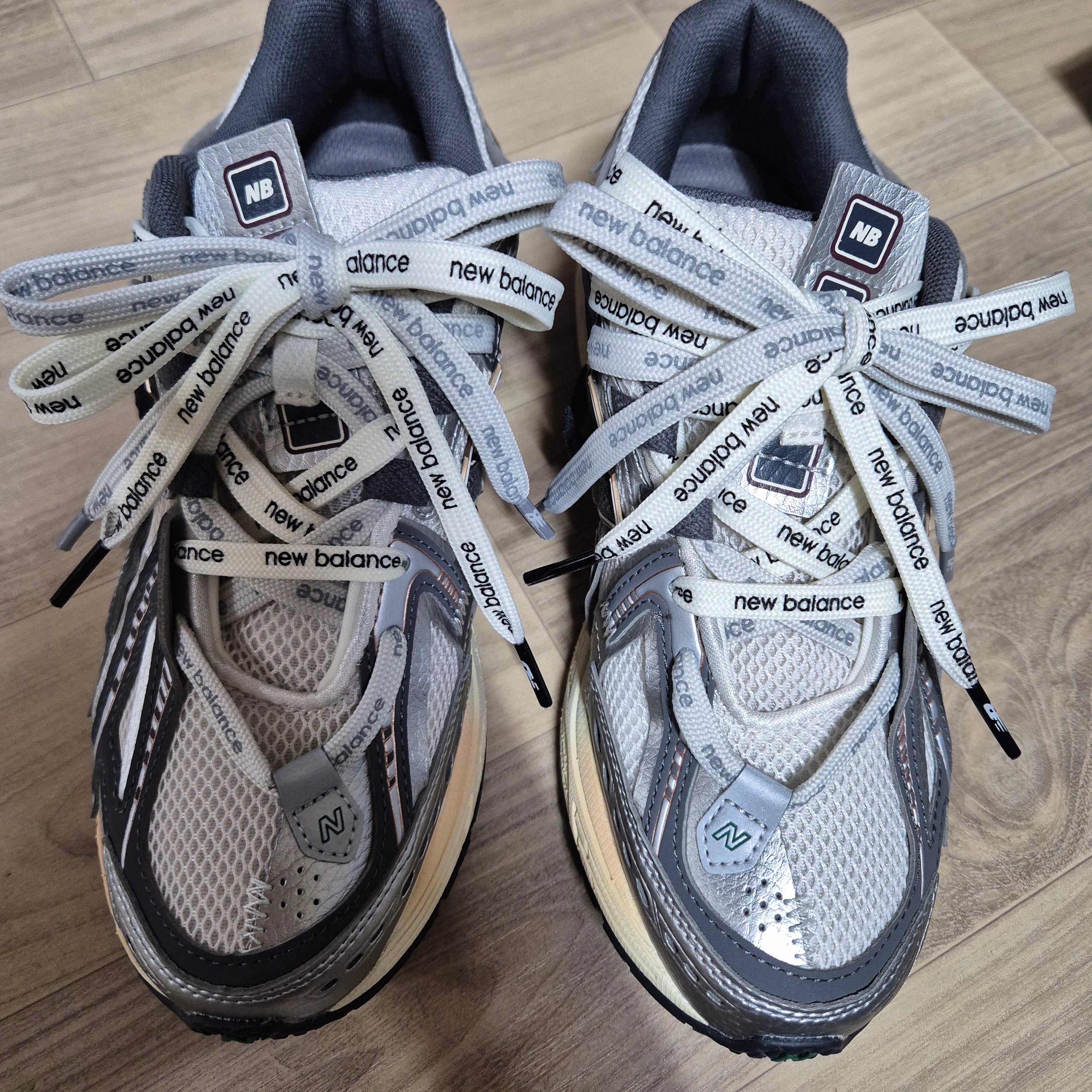 New Balance 1906A Silver Metallic Castlerock 착용 스타일 - 3