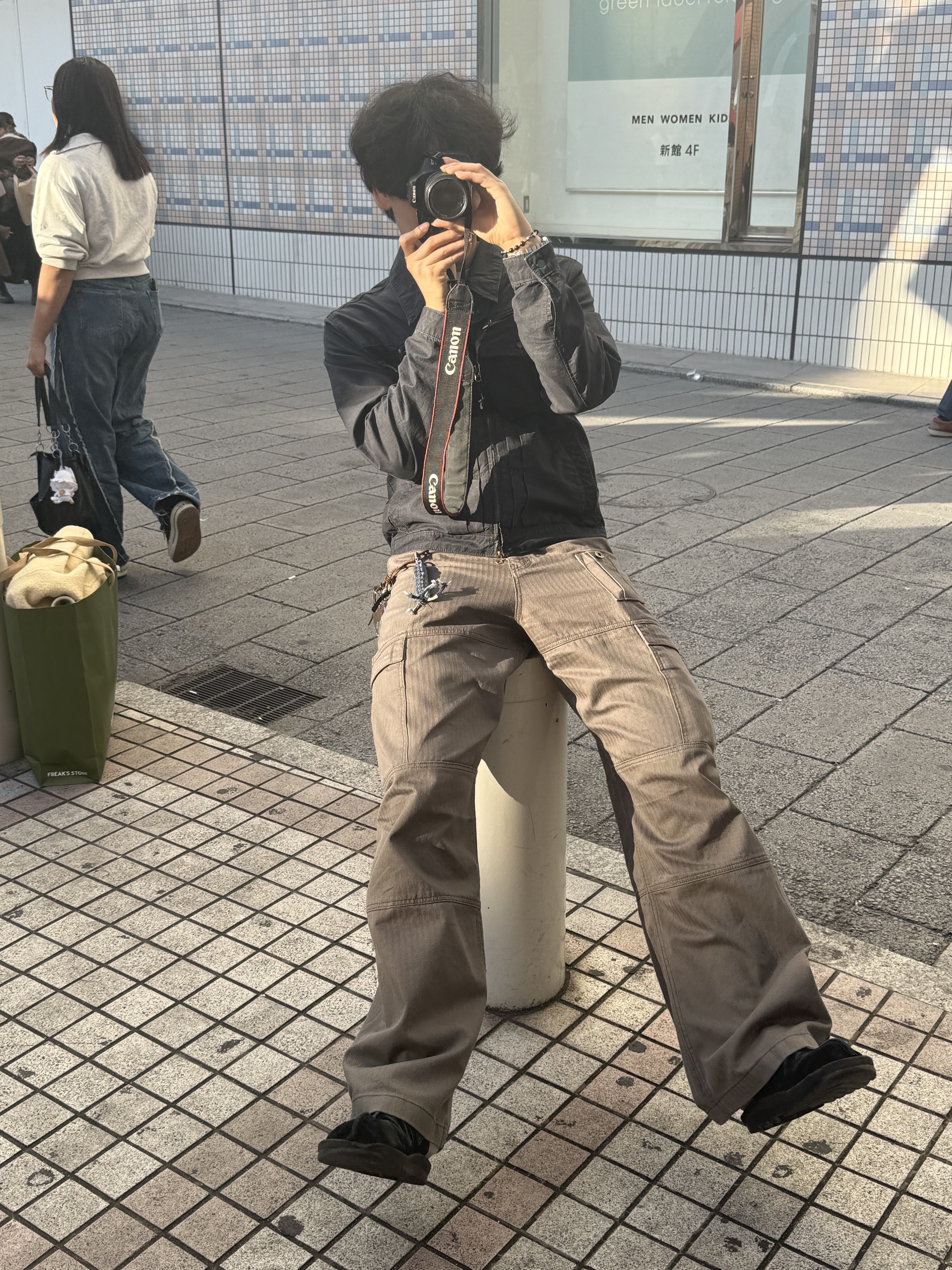 CHOWOO Vintage Washed 5 Pockets Work Jacket Washed Navy, CHOWOO 4 Panel Cargo Pockets Herringbone Twill Pants Khaki 착용 스타일 - 2