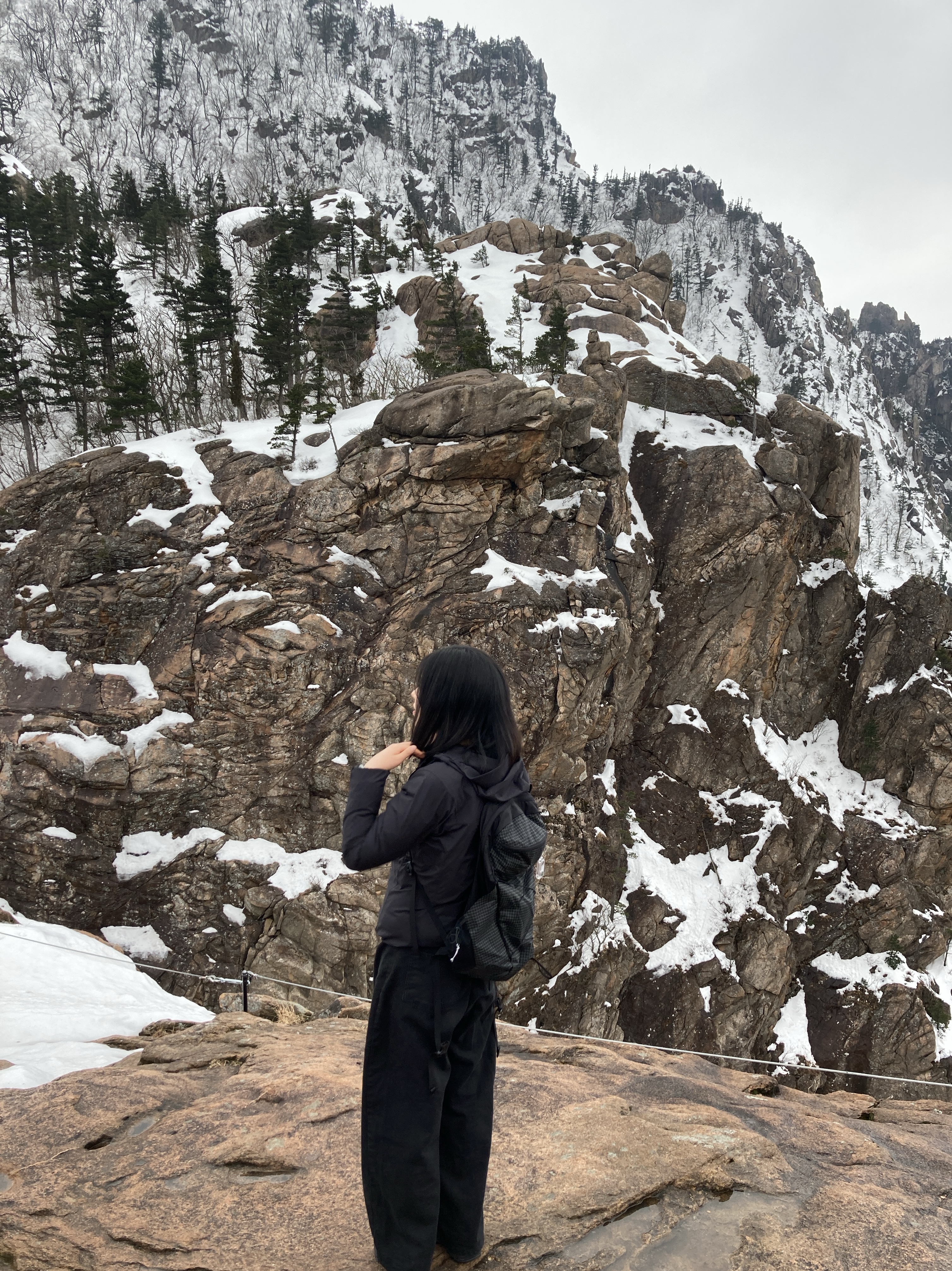 Arc'teryx Aerios 18 Backpack Black, Arc'teryx Squamish Hoody Black 착용 스타일 - 2