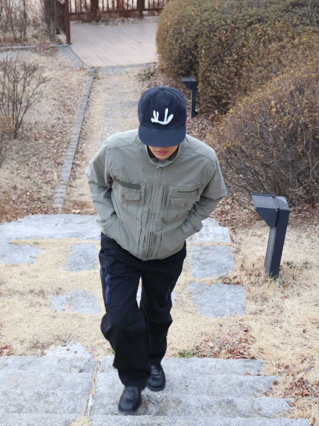CHOWOO Vintage Washed Downfall Cap Washed Black, CHOWOO Vintage Washed 5 Pockets Work Jacket Washed Khaki 착용 스타일 - 1
