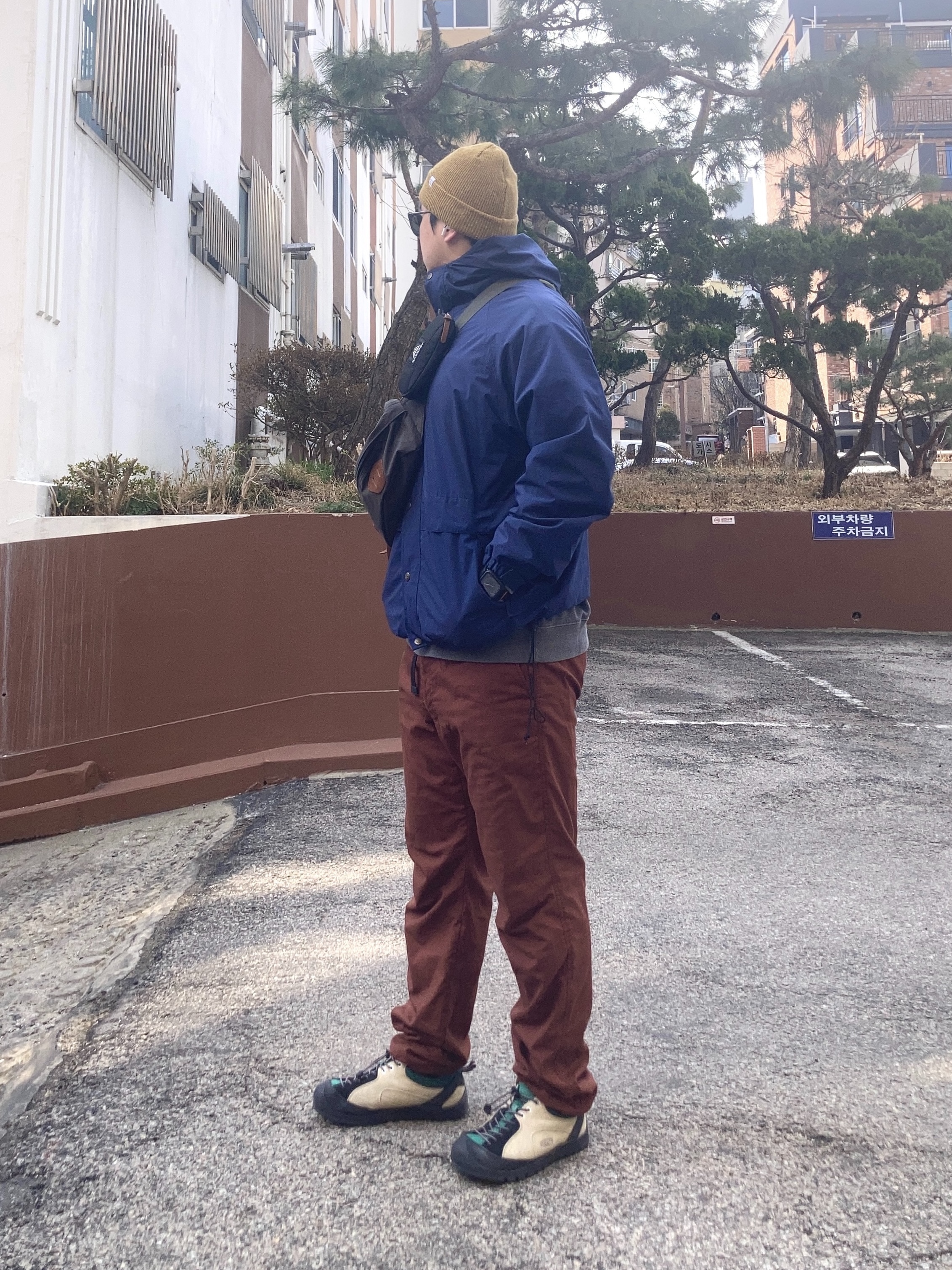 Keen Jasper Rocks SP Sneakers Taos Taupe, Hunter Flat Bar Square Sunglasses Black 착용 스타일 - 3
