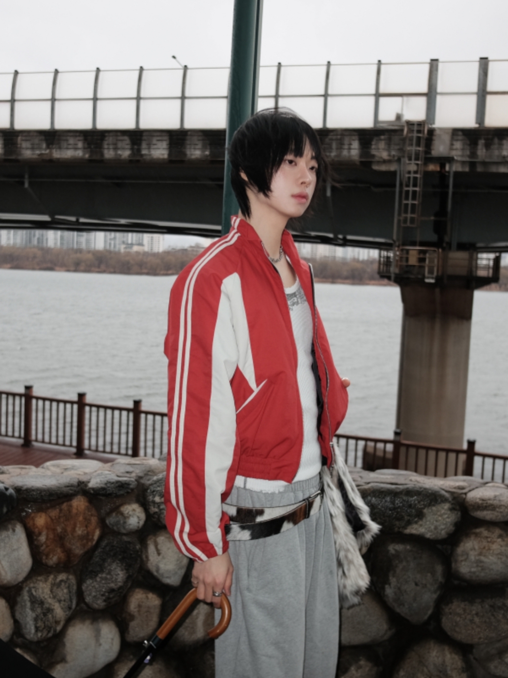 ROARINGRAD 26 Crop Track Jacket Red 착용 스타일