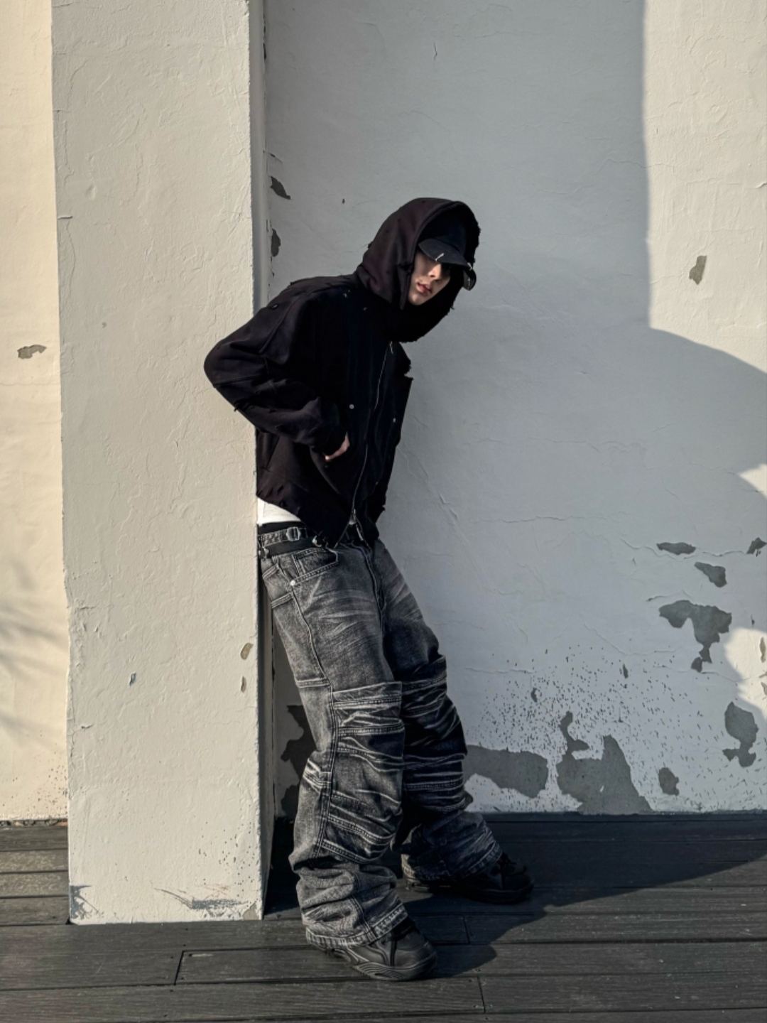 ROARINGRAD Washed Flip Knee Denim Pants Black, ROARINGRAD Destroyed Crop Hoodie Jacket Black 착용 스타일
