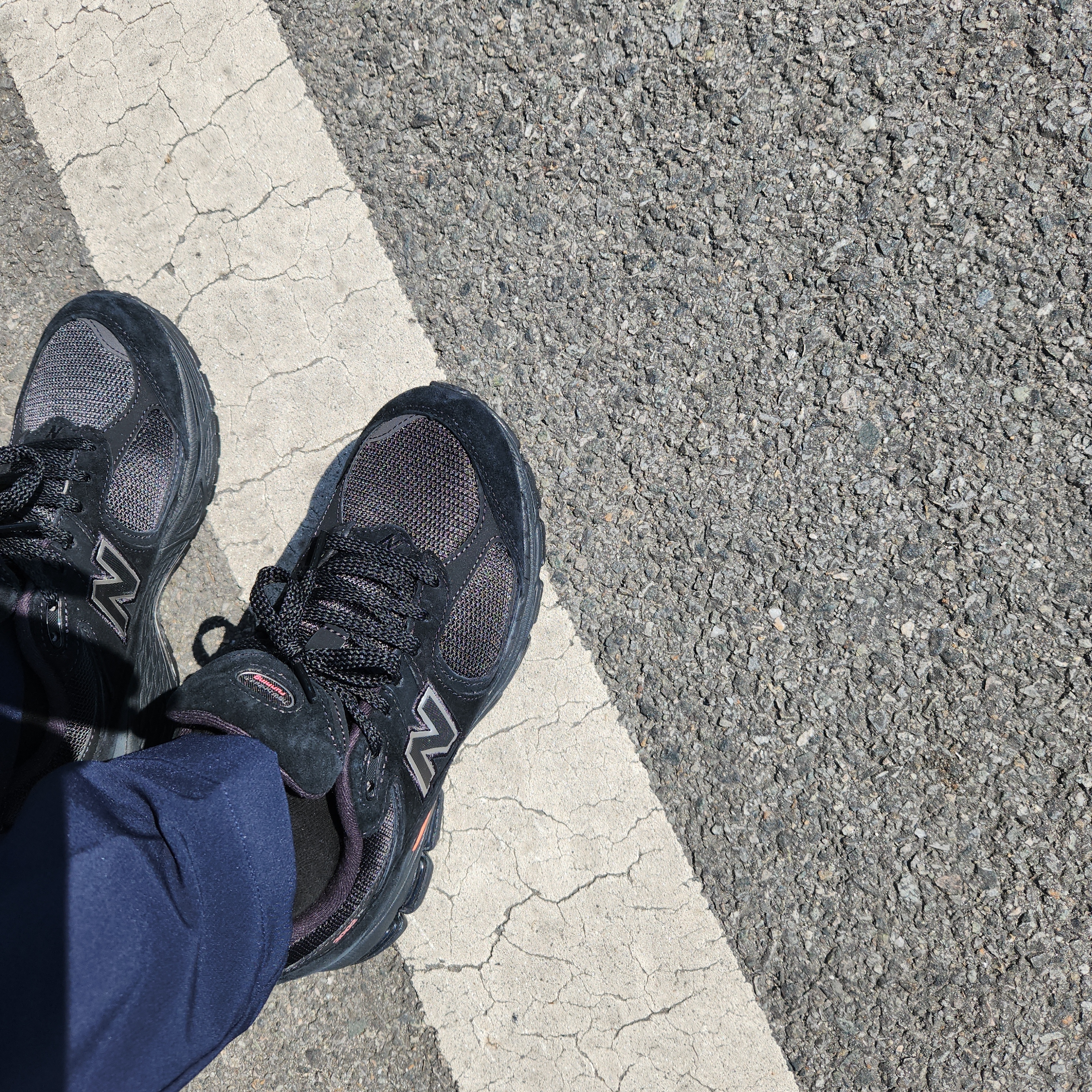 New Balance 2002R Black Castlerock 착용 스타일 - 2
