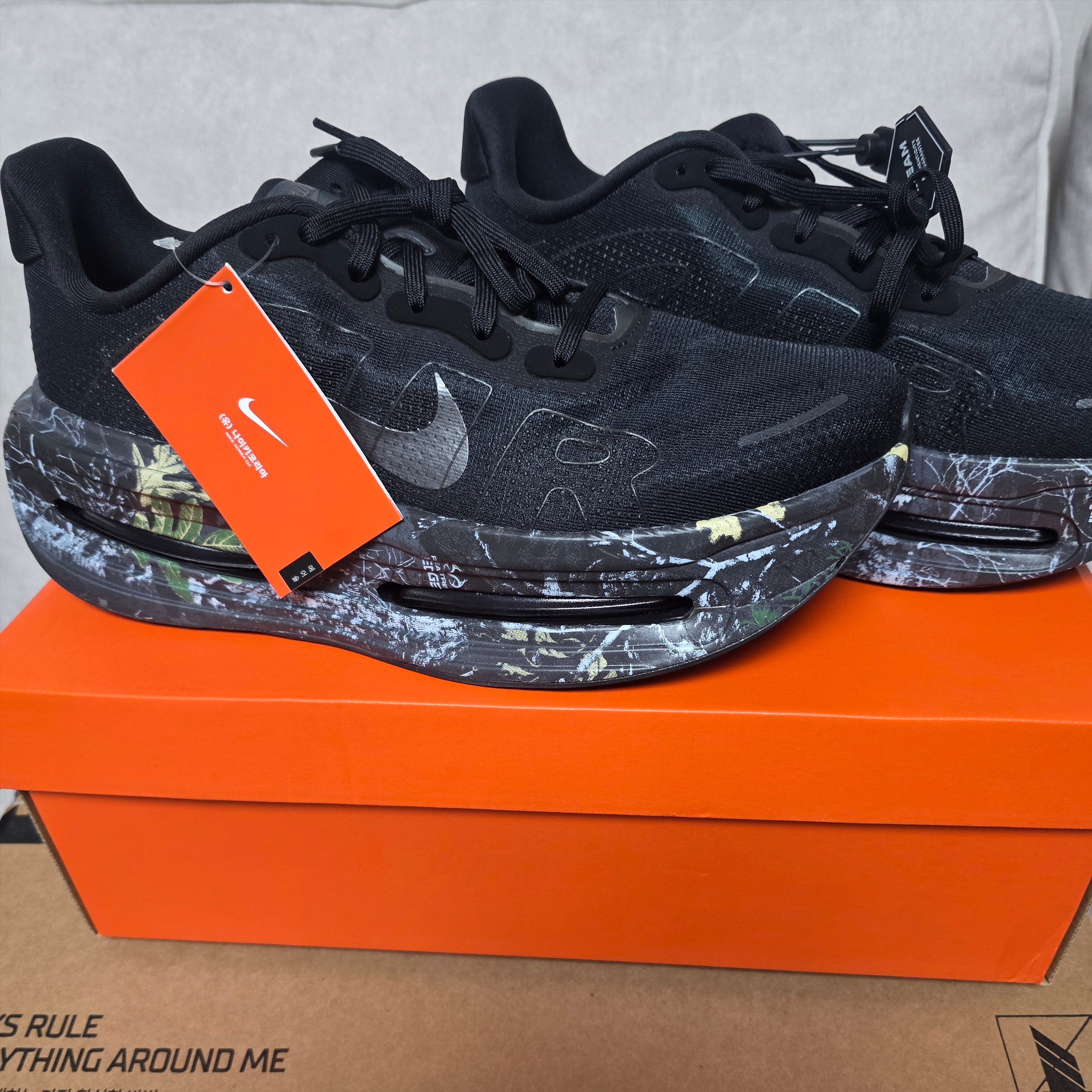 Nike Vomero Premium Black Dark Smoke Grey 착용 스타일