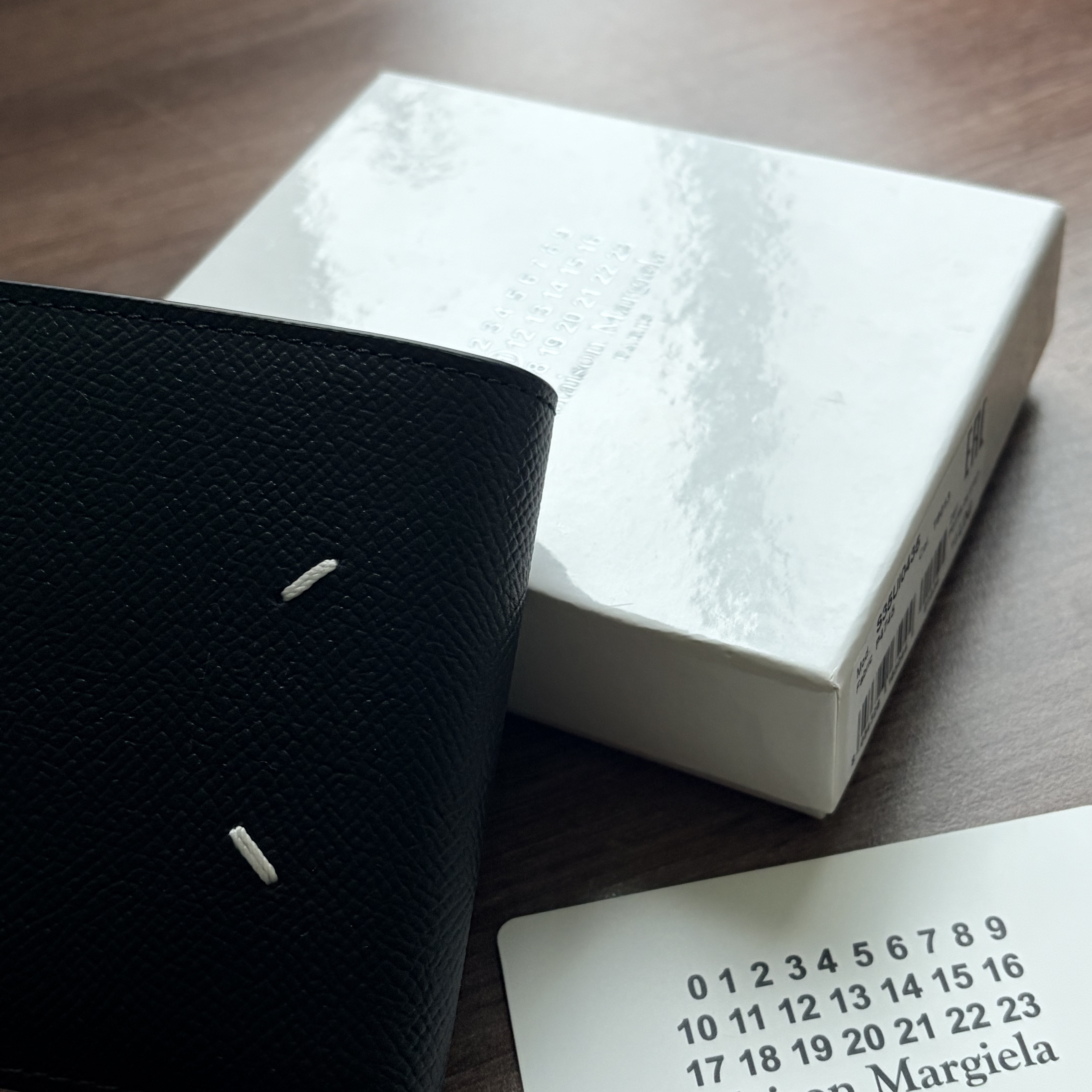Maison Margiela Bovine Leather Bi-Fold Wallet Black 착용 스타일