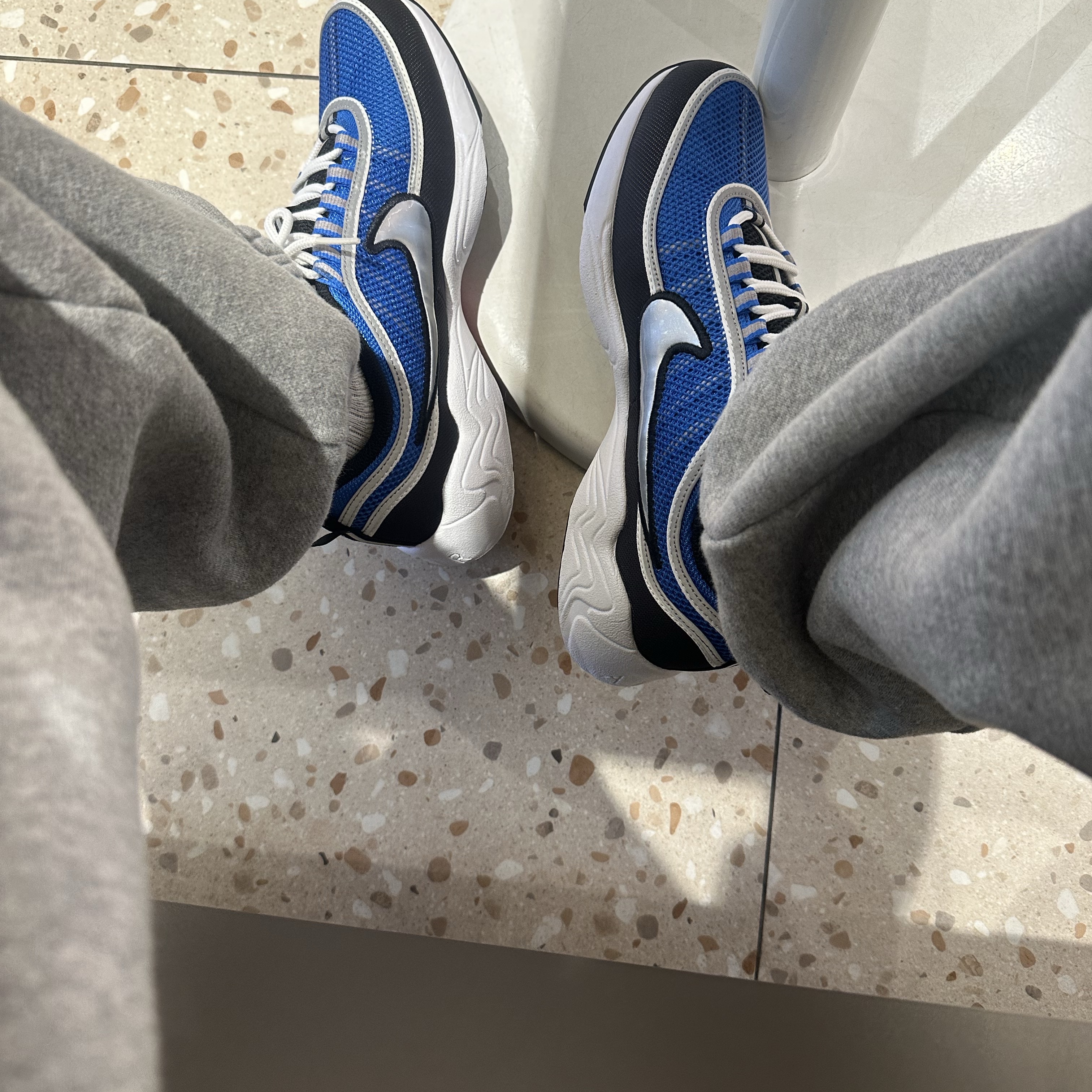 Nike Air Zoom Spiridon Black and Signal Blue 착용 스타일 - 1