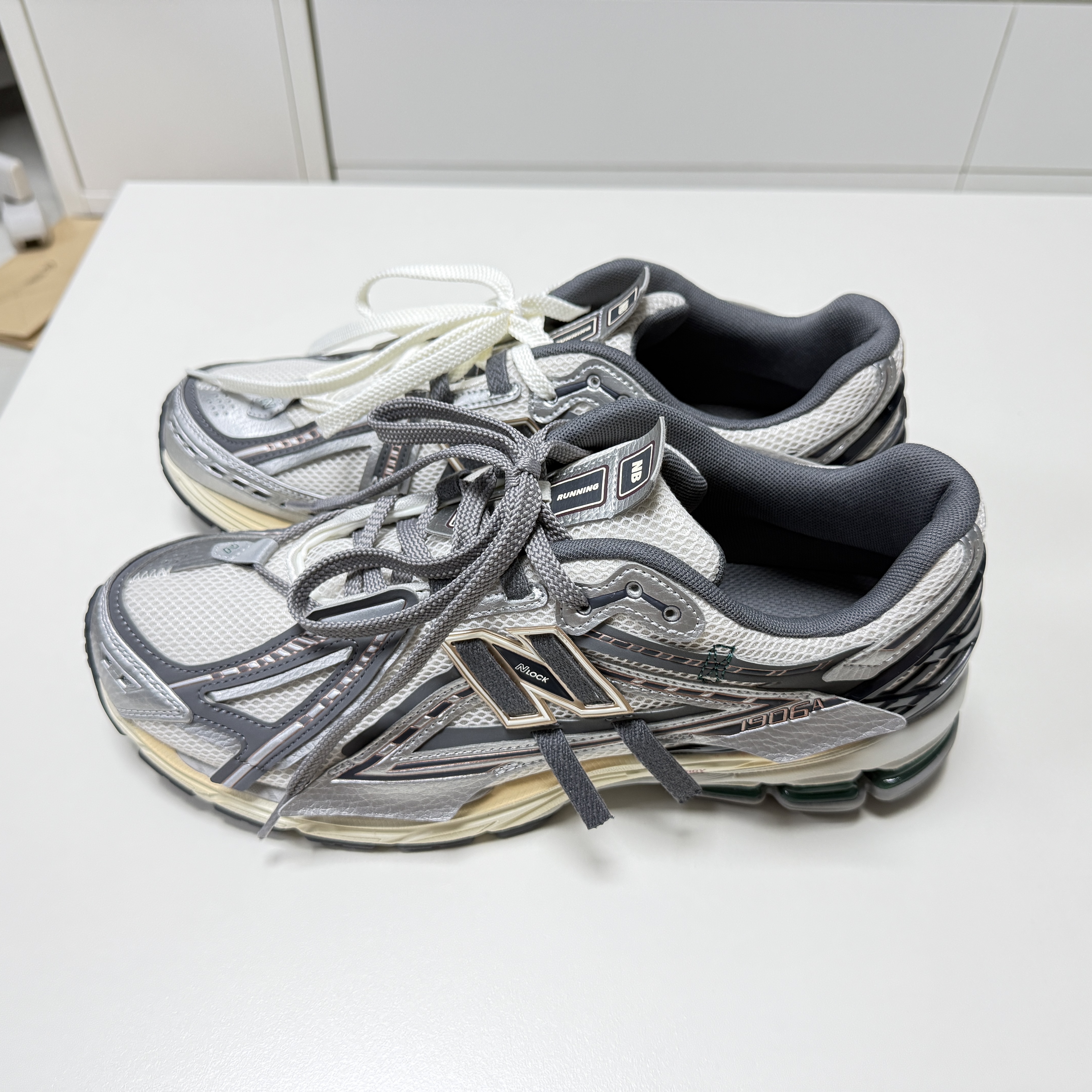 New Balance 1906A Silver Metallic Castlerock 착용 스타일 - 3