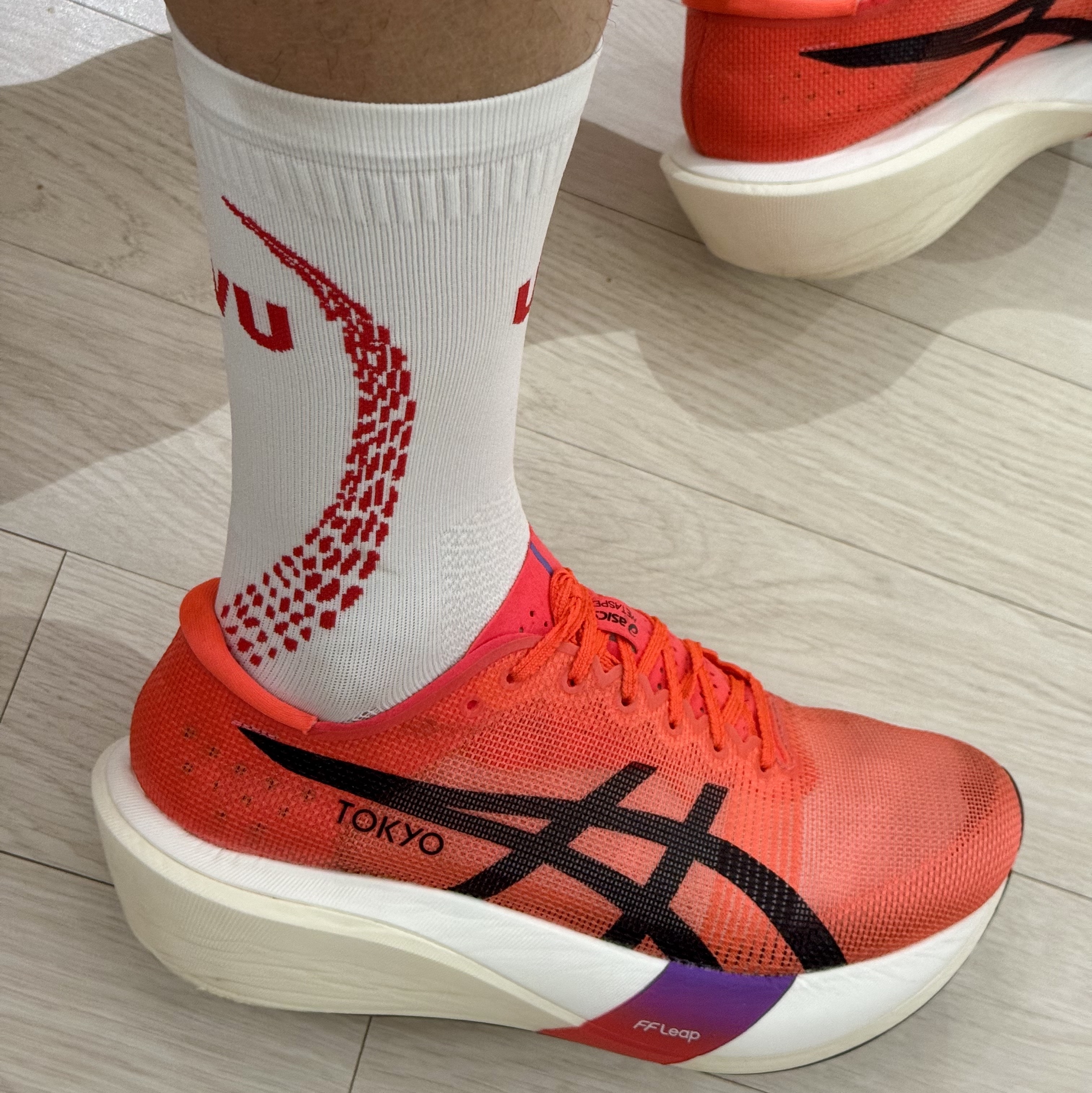 UVU Seoul '26 Running Sock White, Asics Metaspeed Edge Tokyo Flash Red Black 착용 스타일 - 2