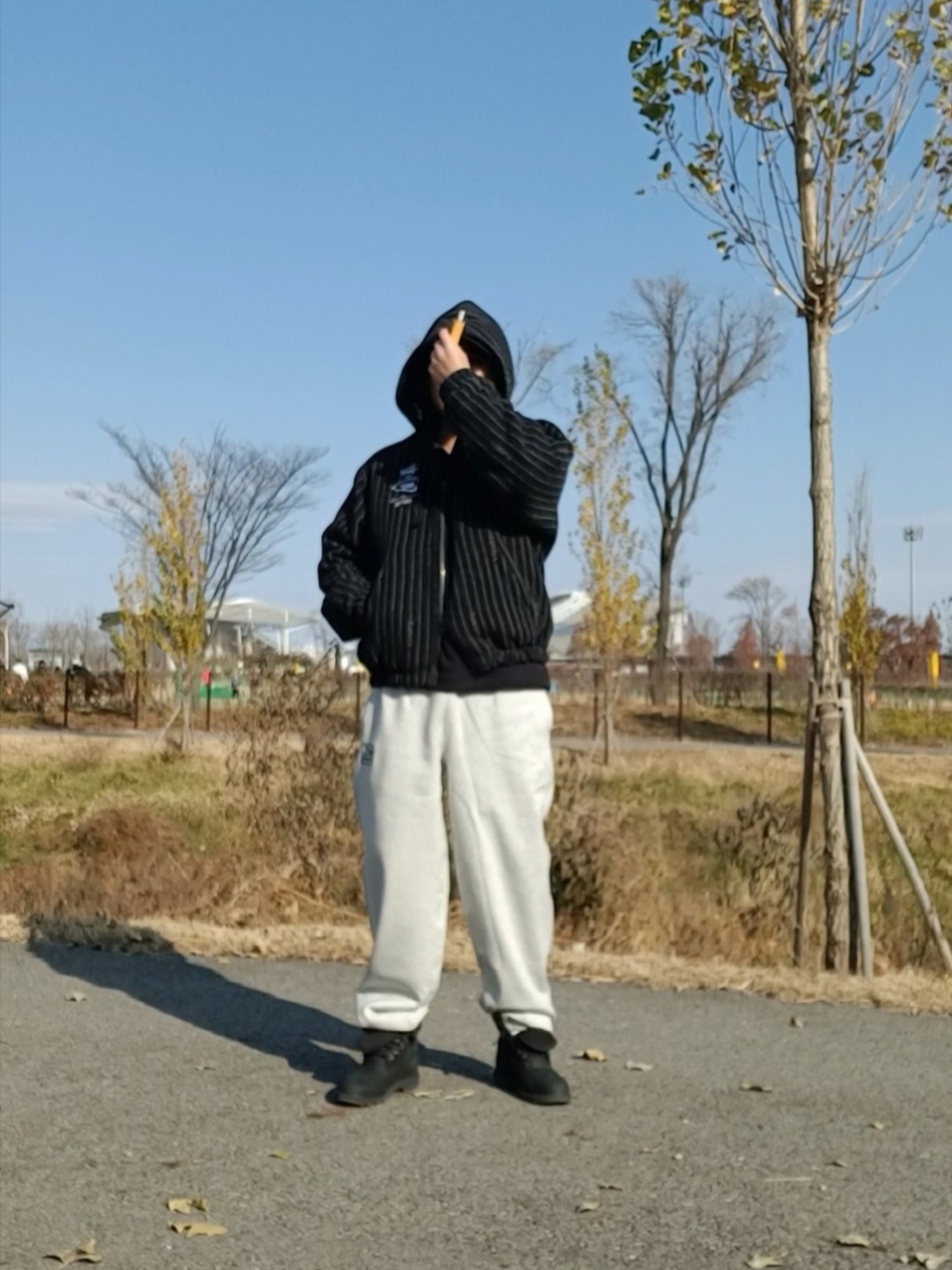 Nike x Stussy NRG Striped Wool Jacket Black (DR4023-010), Nike x Stussy Fleece Pants Grey Heather (FN5231-050) 착용 스타일
