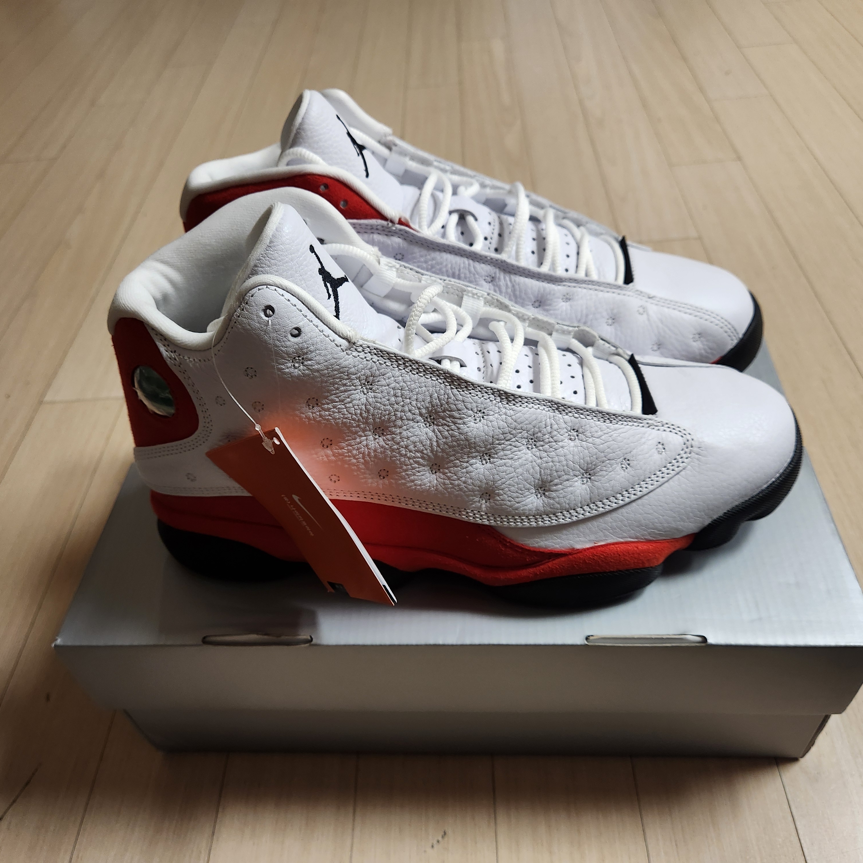 Jordan 13 Retro White and University Red 착용 스타일 - 2