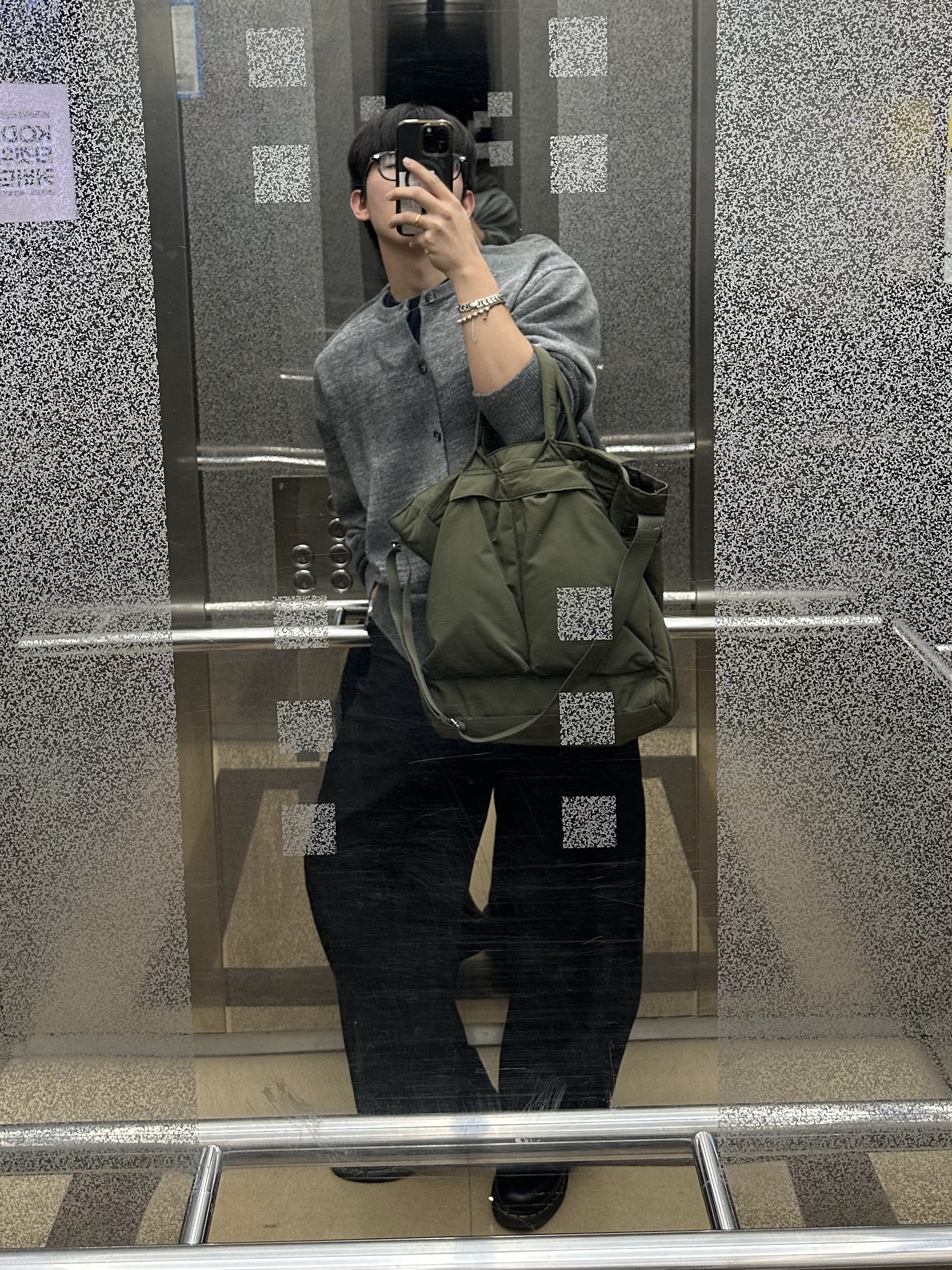 Uniqlo 2-Way Utility Bag Olive, Dr. Martens 1461 Smooth Black 착용 스타일