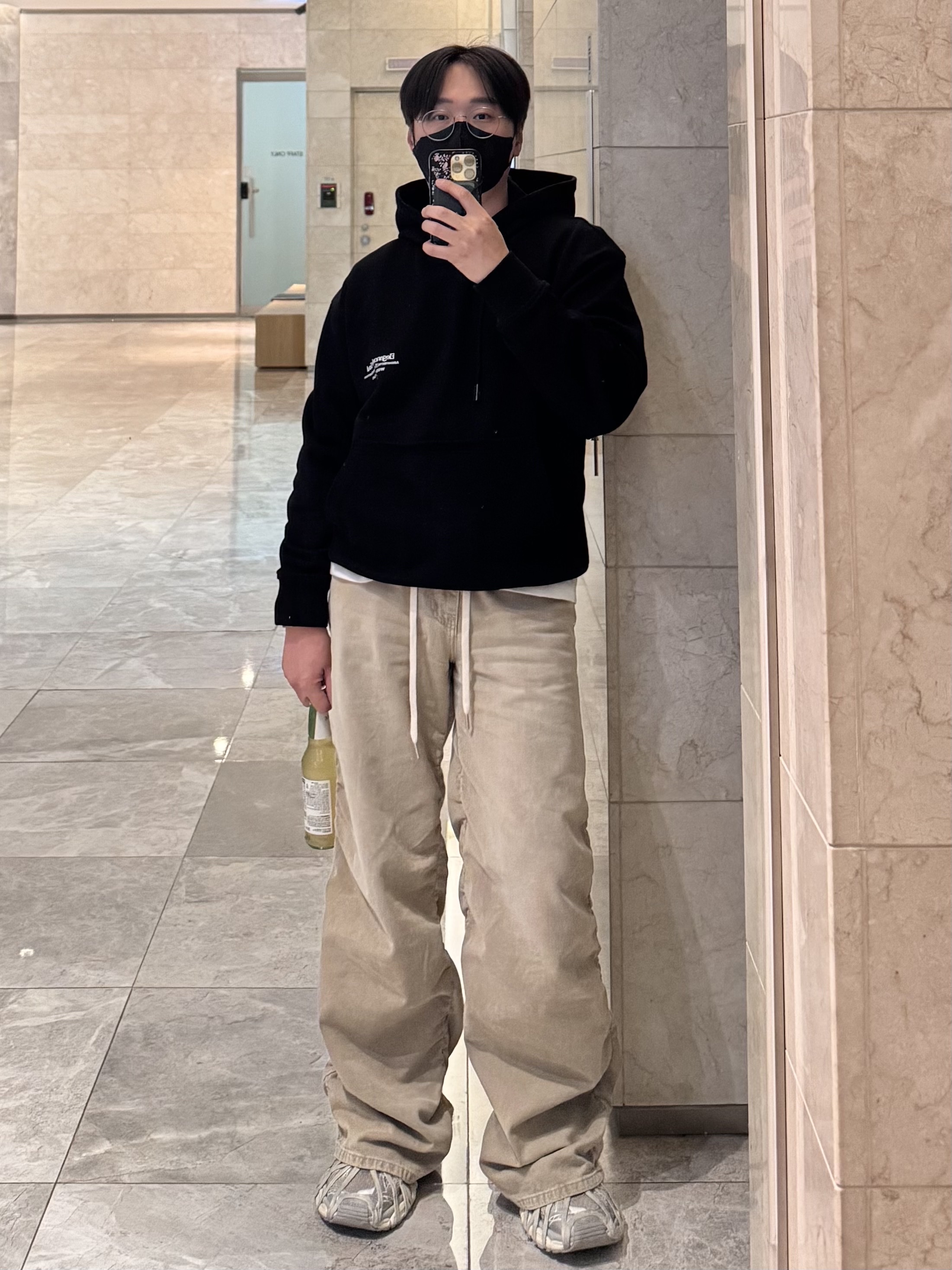 Balenciaga 3XL Extreme Lace Sneakers Egg Shell, Wooyoungmi Merry Go Round Back Logo Hooded T-Shirt Black - 26SS 착용 스타일 - 2