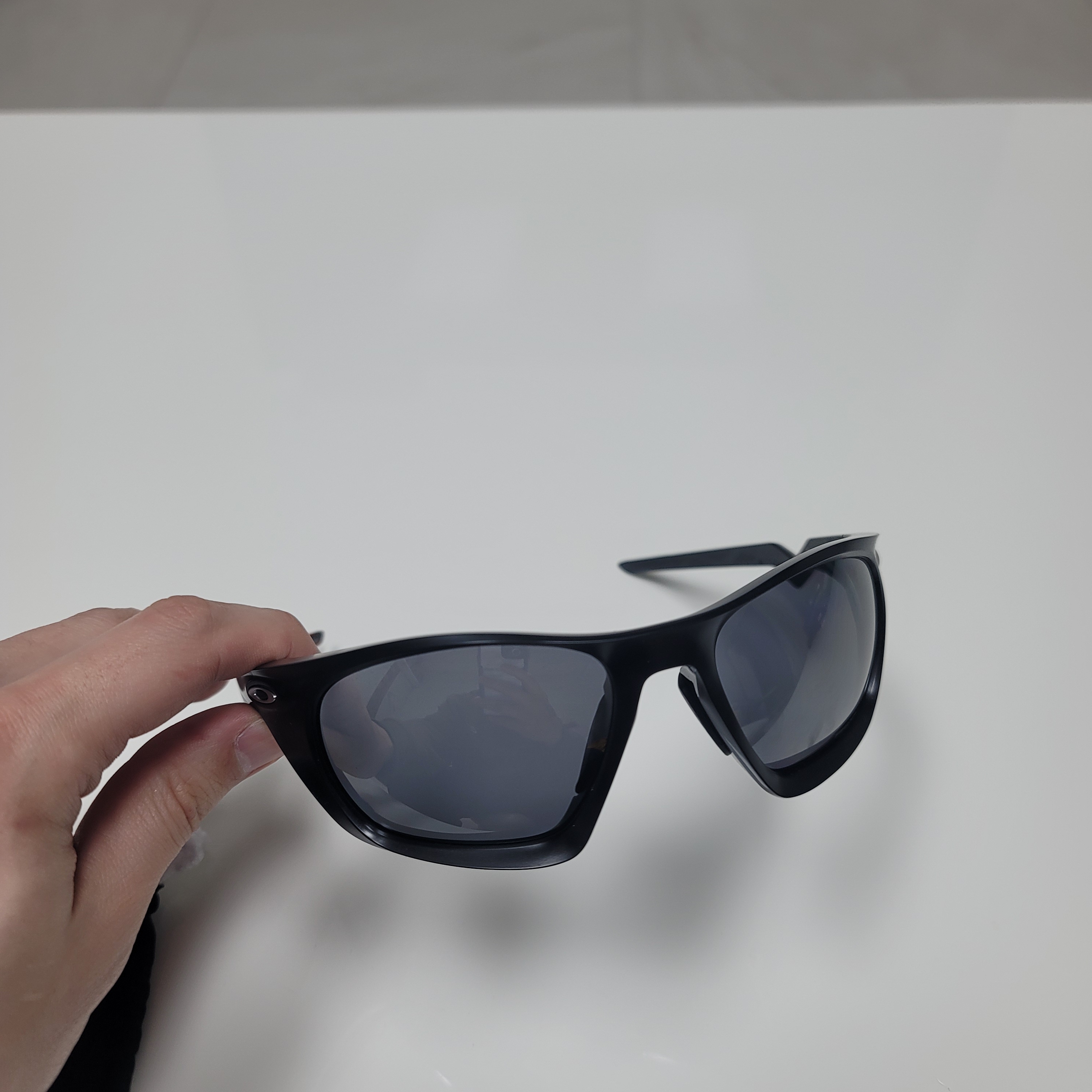 Oakley Lateralis Matte Black Frame Prizm Black Polarized Lenses High Bridge Fit 착용 스타일