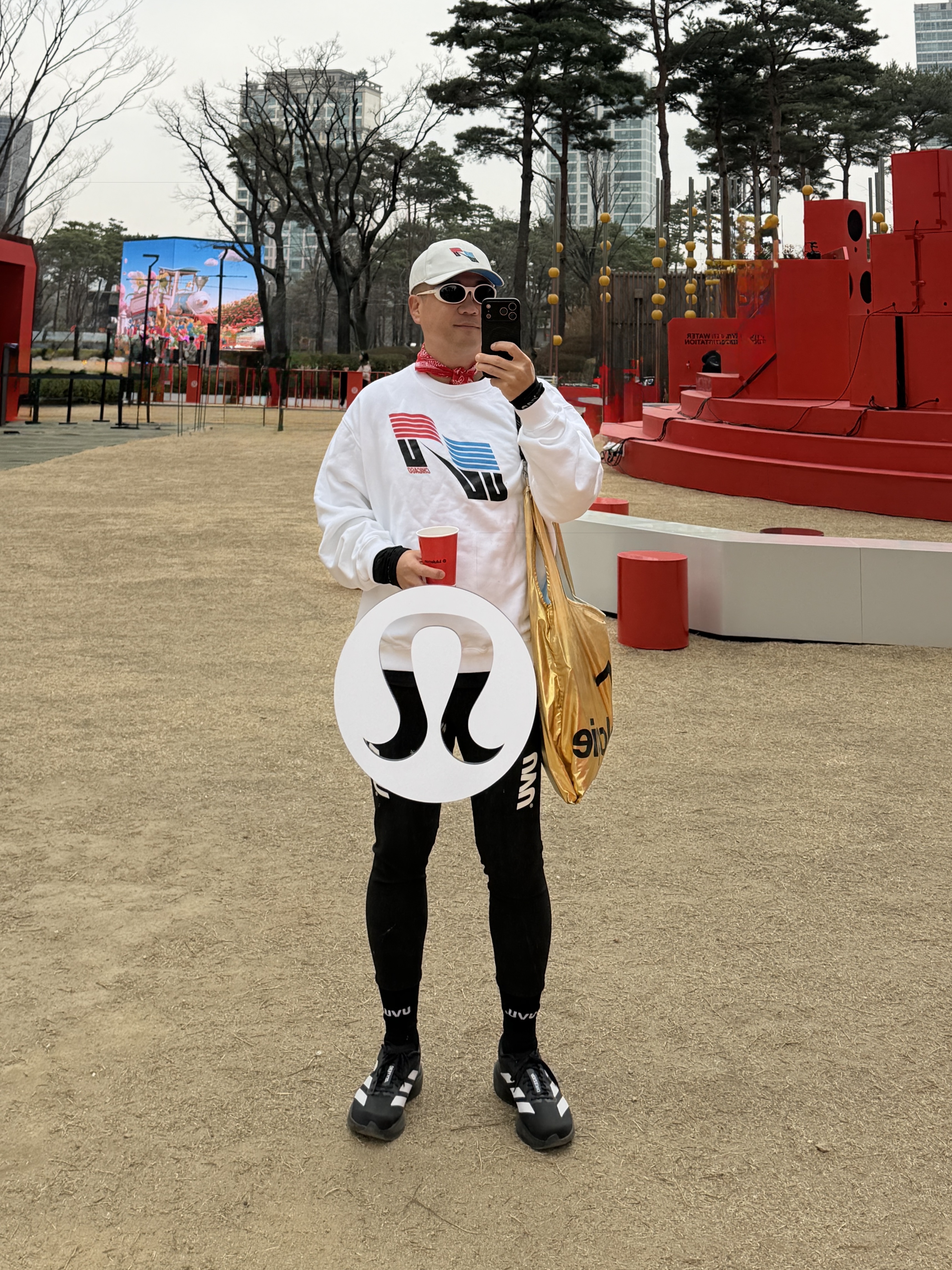 UVU Chicago 25 Cap White, UVU Chicago 25 Crewneck White 착용 스타일