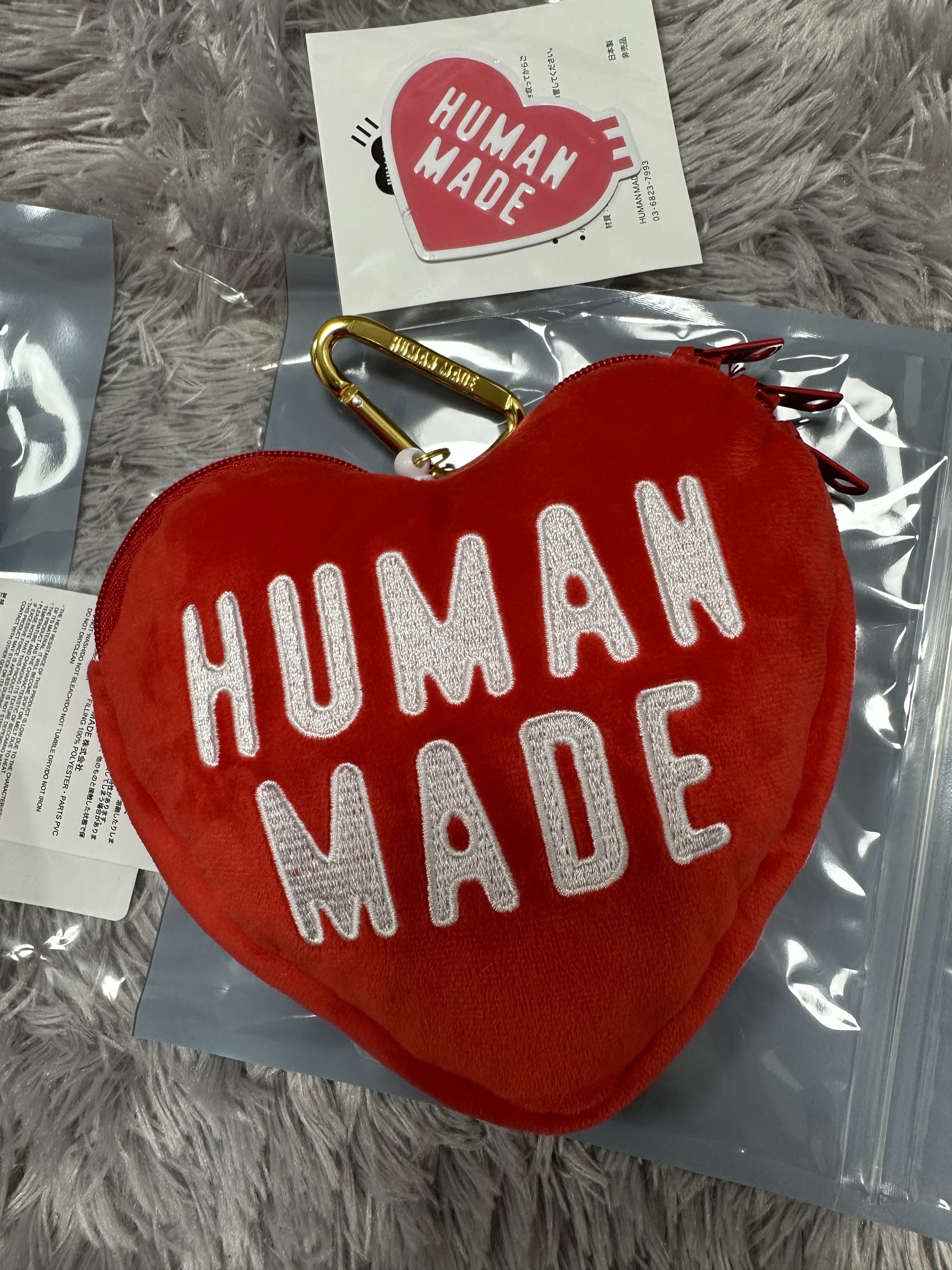 Human Made Heart Pass Case Red 착용 스타일 - 1