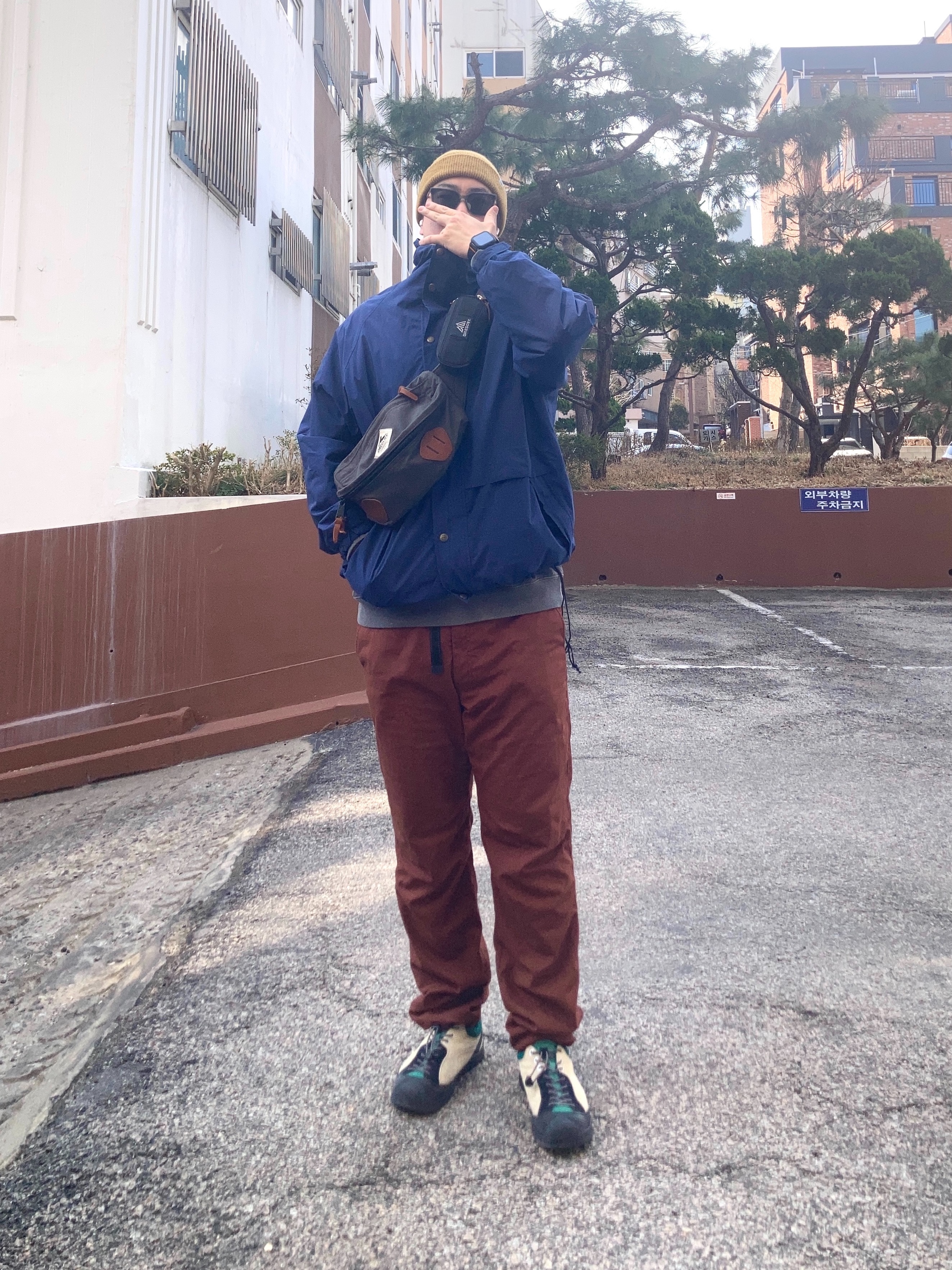 Keen Jasper Rocks SP Sneakers Taos Taupe, Hunter Flat Bar Square Sunglasses Black 착용 스타일 - 2