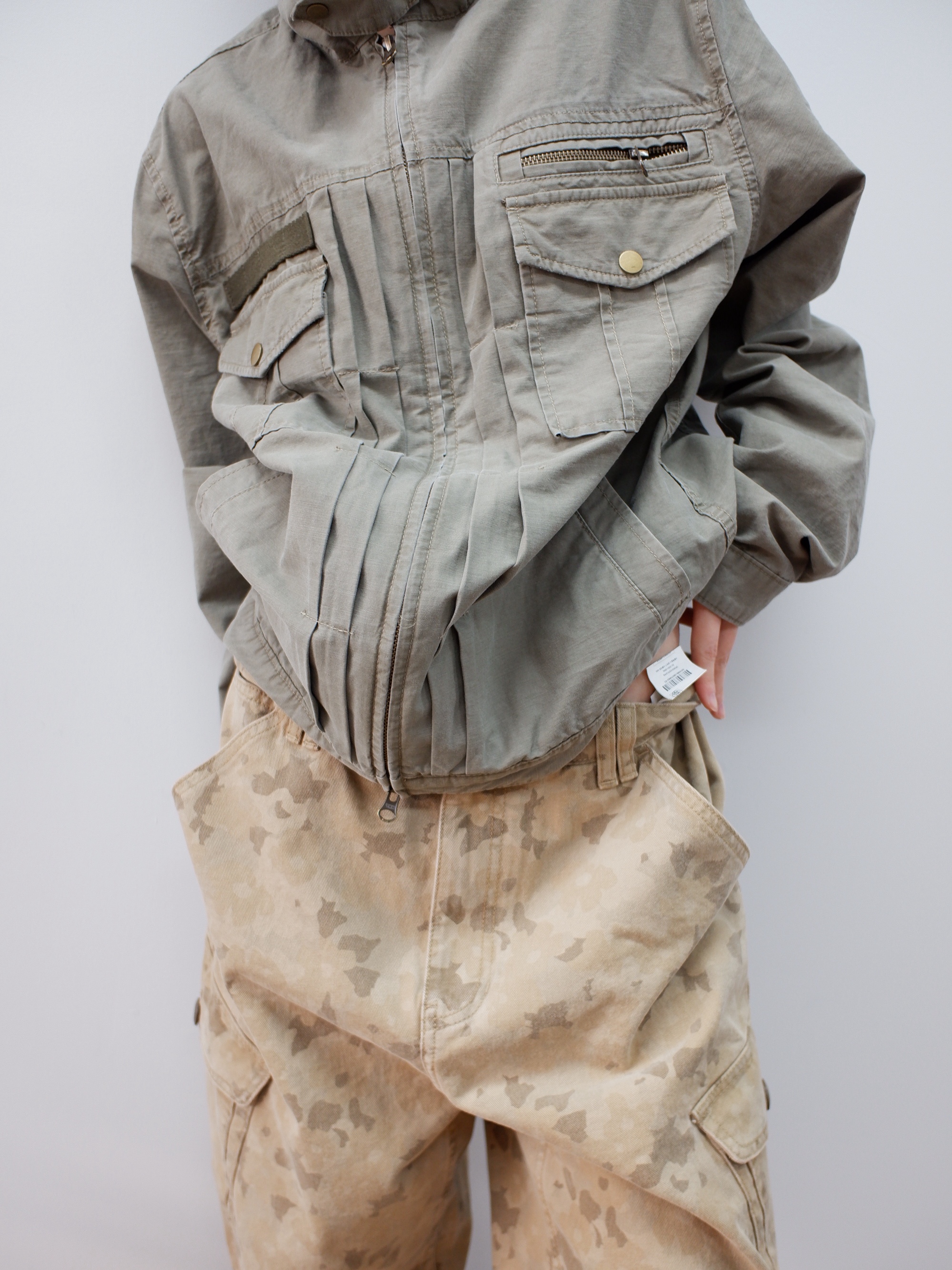 CHOWOO Overlap Pocket Camo Pants Washed Beige, CHOWOO Vintage Washed 5 Pockets Work Jacket Washed Khaki 착용 스타일 - 2