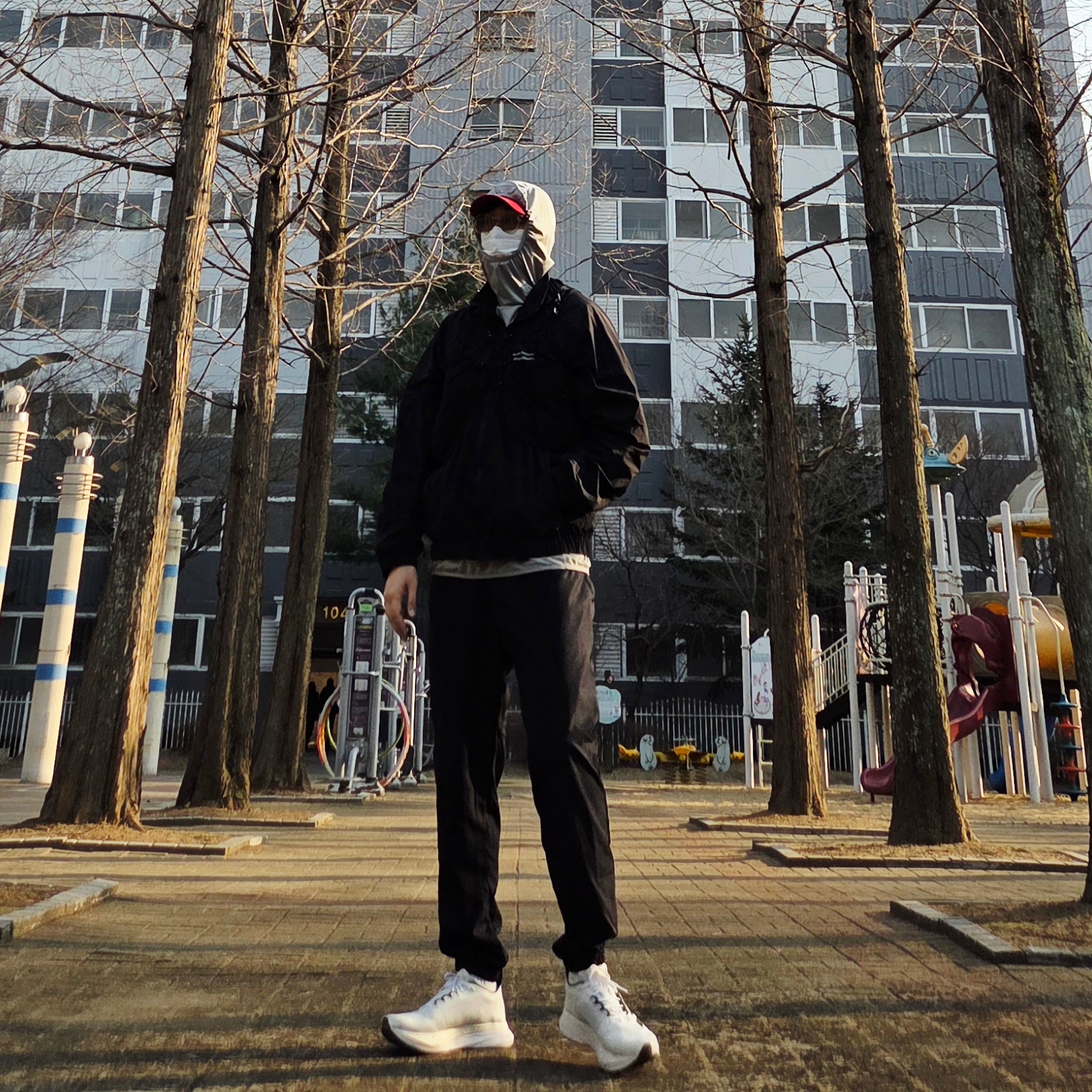 [KREAM 단독] runwhither Light Hoodie Sleeve Light Khaki, [KREAM 단독] runwhither Mesh Cap Red 착용 스타일 - 1