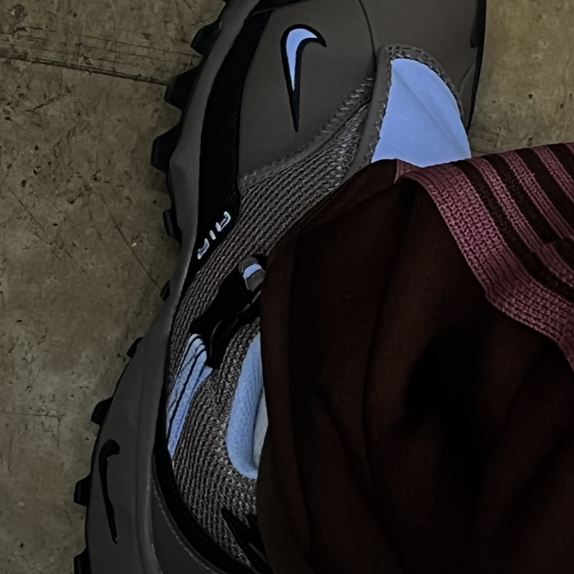Nike ACG Phassad Cave Stone and Aluminum, Needles H.D. Track Pants Poly Smooth Brown 착용 스타일