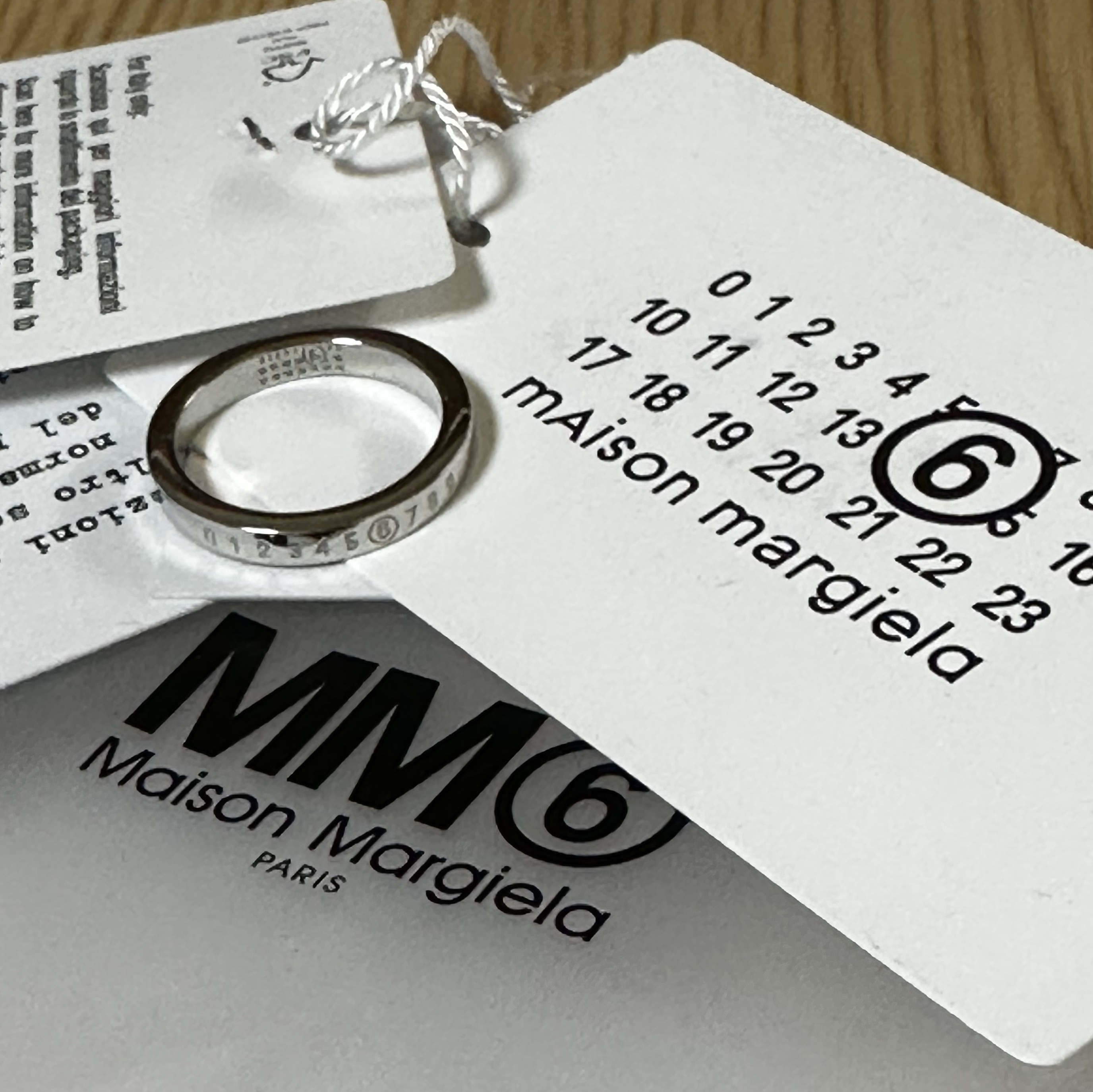 (W) MM6 Maison Margiela Numeric Minimal Signature Ring Silver Palladium 착용 스타일