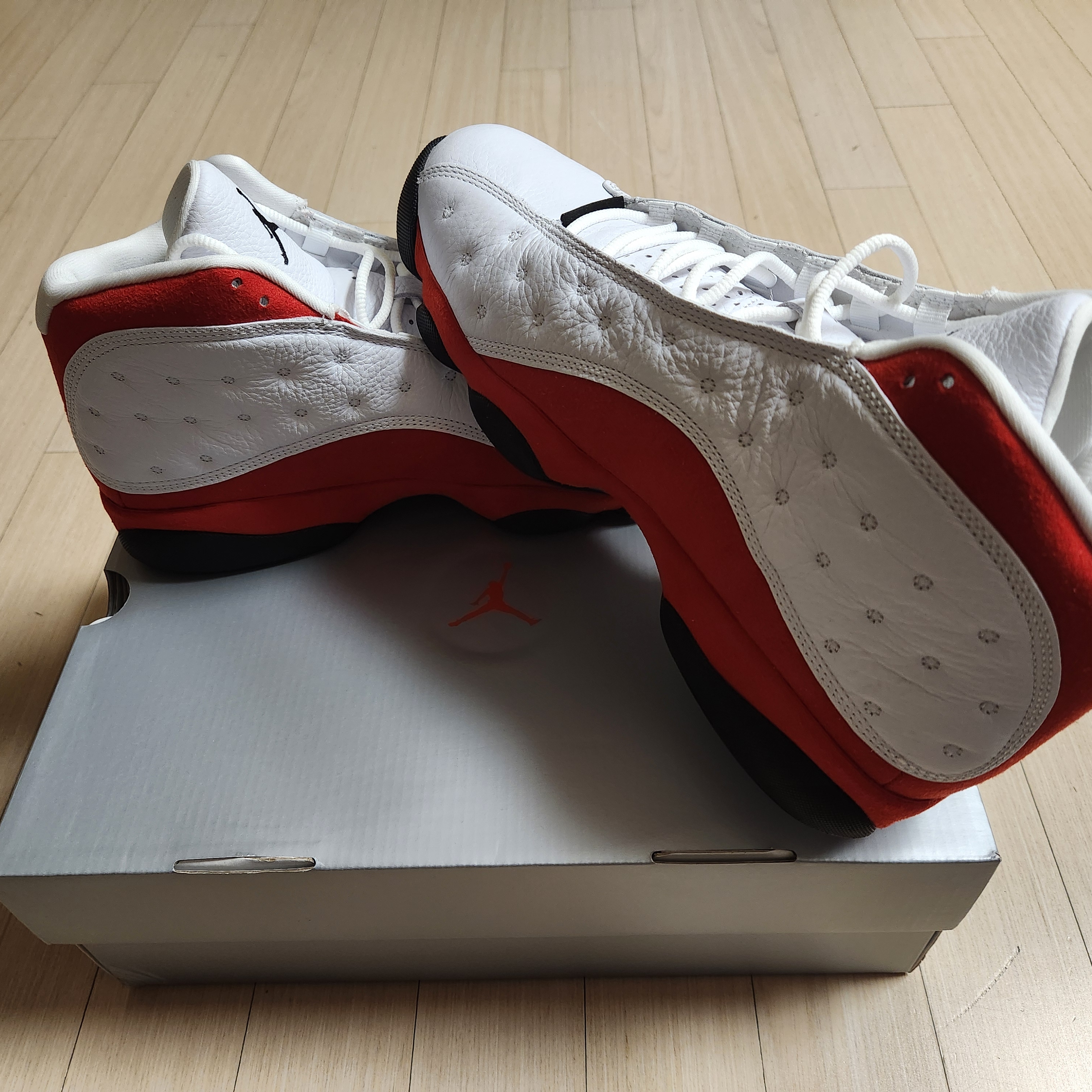 Jordan 13 Retro White and University Red 착용 스타일 - 4