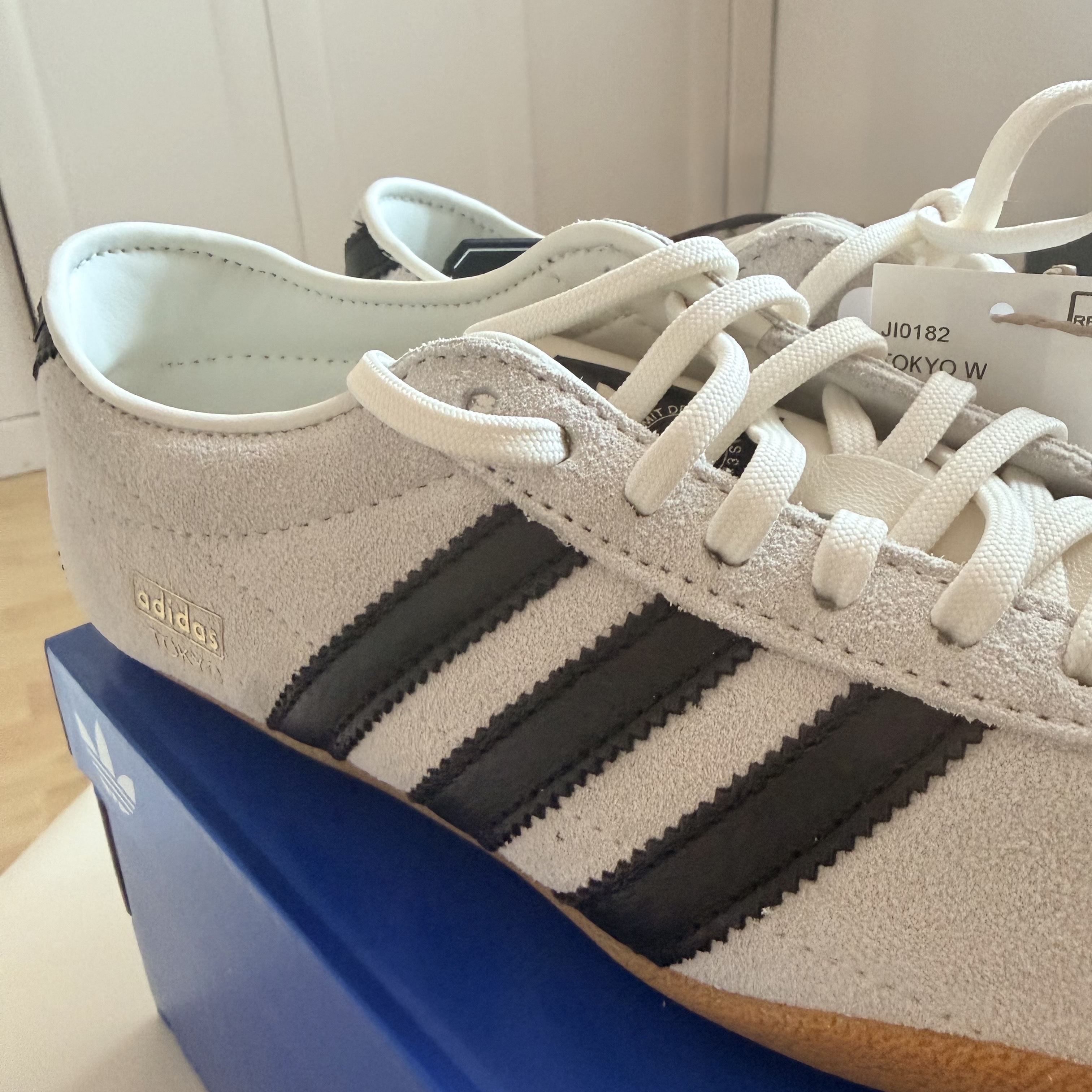 (W) Adidas Tokyo Off White Core Black 착용 스타일 - 5